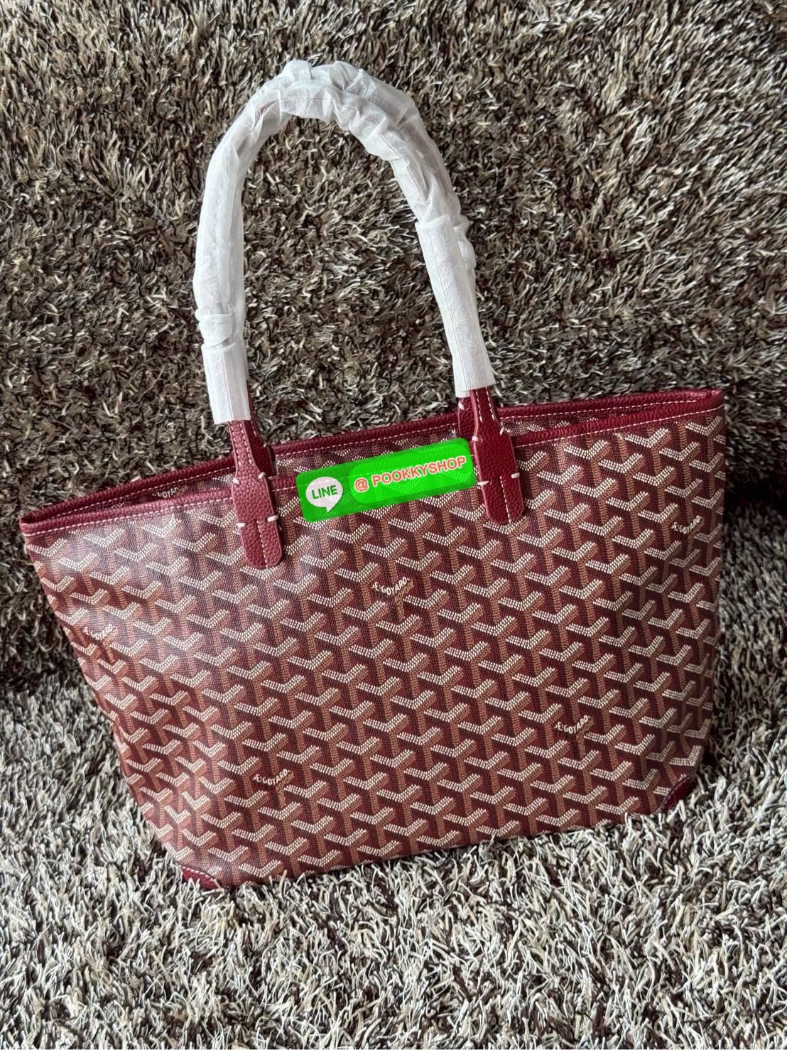 Goyard Artois PM Bag กระเป๋า Artois PM เป็นกระเป๋าที่มีซิปด้านบนเพิ่มคงามปลอดภัย ภายในพื้นที่กว้างเพื่อจัดระเบียบข้าวของของคุณ มันโดดเด่นด้วยฐานด้านล่างทั้งสองมุมเย็บต่อด้วยหนังใช้งานในแบบทางการหรือกึ่งทางการก็ได้