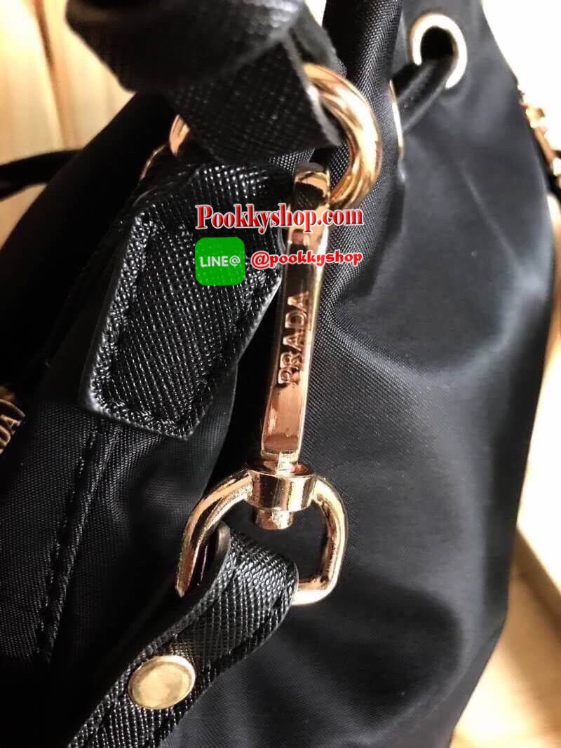 Restock รุ่นยอดนิยม! PRADA DRAWSTRING BAG WITH STRAP VIP GIFT WITH PURCHASE พรีเมี่ยมกิ้ฟจากต่างประเทศรุ่น Limited edition วัสดุ Nylon คุณภาพดีตามแบบฉบับแบรนด์ ด้านหน้าประดับโลโก้ เปิดปิดแบบหูรูด Drawstring มาพร้อมสายสะพายให้ถึง2แบบ ทั้งสายสั้นและสายยาวปร