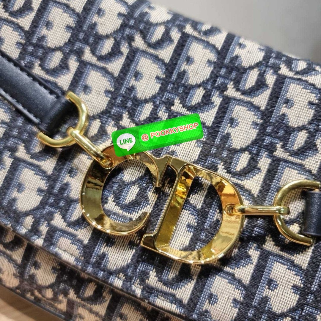 กระเป๋าสะพายทรงสวย ดีไซน์โลโก้โดดเด่นและหรูหรา ดีเทลดูดีมีกิมมิคในตัว