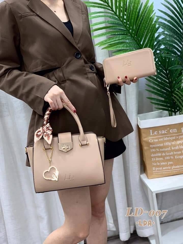พร้อมส่ง งานเซต รุ่นขายดี New คอลเล็คชั่น LDA Set !! 2 ใบ สุดคุ้ม พร้อมส่ง กระเป๋าแบรนด์ LDA ของแท้100% รุ่นใหม่ล่าสุด งานสวยมาก มาพร้อมกระเป๋าสตางค์ ใบยาว ด้านหน้ากระเป๋าปั้มแบรนด์ ห้อยพวงกุญแจLDA แบบสวยเก๋ หนังเรียบหรูดูแพงค่ะ สีสวยละมุนทุกสี ขนาดกำลังพ
