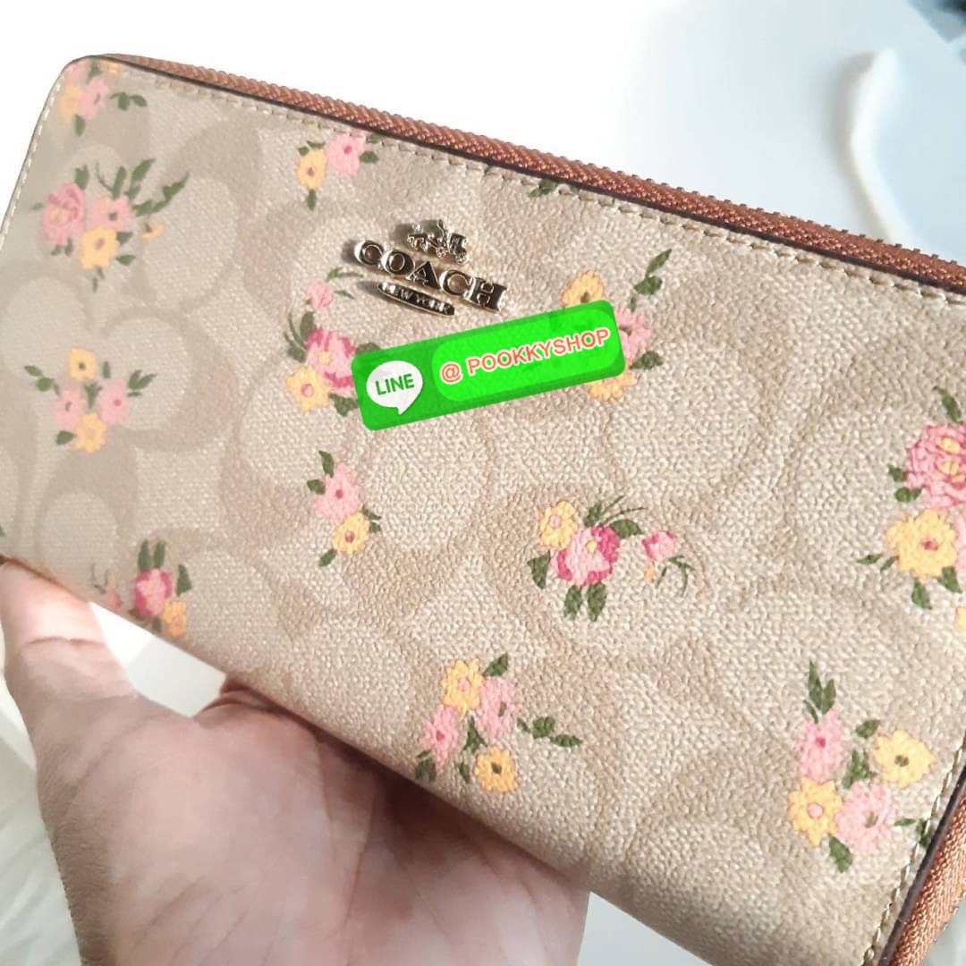 COACH F31778 ACCORDION ZIP WALLET IN SIGNATURE CANVAS WITH DAISY BUNDLE PRINT กระเป๋าสตางค์ใบยาว ลวดลายดอกเดซี่ น่ารักน่าใช้มากๆ พื้นเป็นลายซีเอกลักษณ์ วัสดุหนังแคนวาสเคลือบลาย เปิด-ปิดด้วยซิปรอบ ใส่มือถือได้ ใส่บัตร ใส่ธนบัตรได้สบายๆ พกใบนี้รับรองวางไม่ล