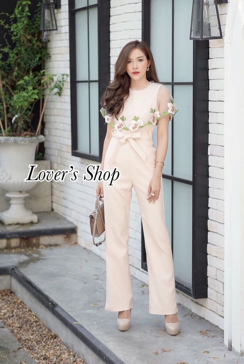 Lover's Shop Teg : Lover’s Shop Brand : - Detail : น่ารักน่าเลิฟ จั้มสูทแนวสาวหวาน ใส่แล้วดูไฮโซมีตังค์ค่ะ ดีเทลแต่ระบายผ้ามุ้งทอลายดอกไม้ ผ้ามุ้งนุ่มไม่คันแน่นอนค่ะ งานมีซับในอัดกาวอย่างดี งานซิบหลัง มีเชือกผูกเอว ทรงสวยเป๊ะ เป้าไม่รั้งแน่นอนค่ะ งาน