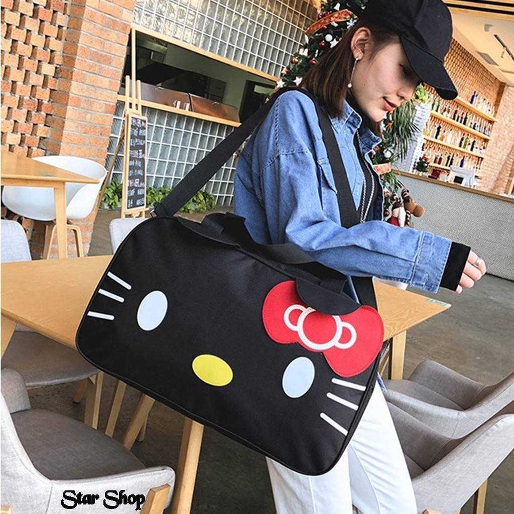 แบบขายดี มาเพิ่มค่ะ กระเป๋าแฟชั่นนำเข้า มาใหม่ พร้อมส่ง กระเป๋าเดินทางลาย KITTY น่ารักมาก วัสดุผ้าร่มกันน้ำ ด้านในใส่ของได้เยอะ ขนาดกำลังดีจะถือหรือสะพายก็สะดวก ใบนี้สุดคุ้มมากจ้า