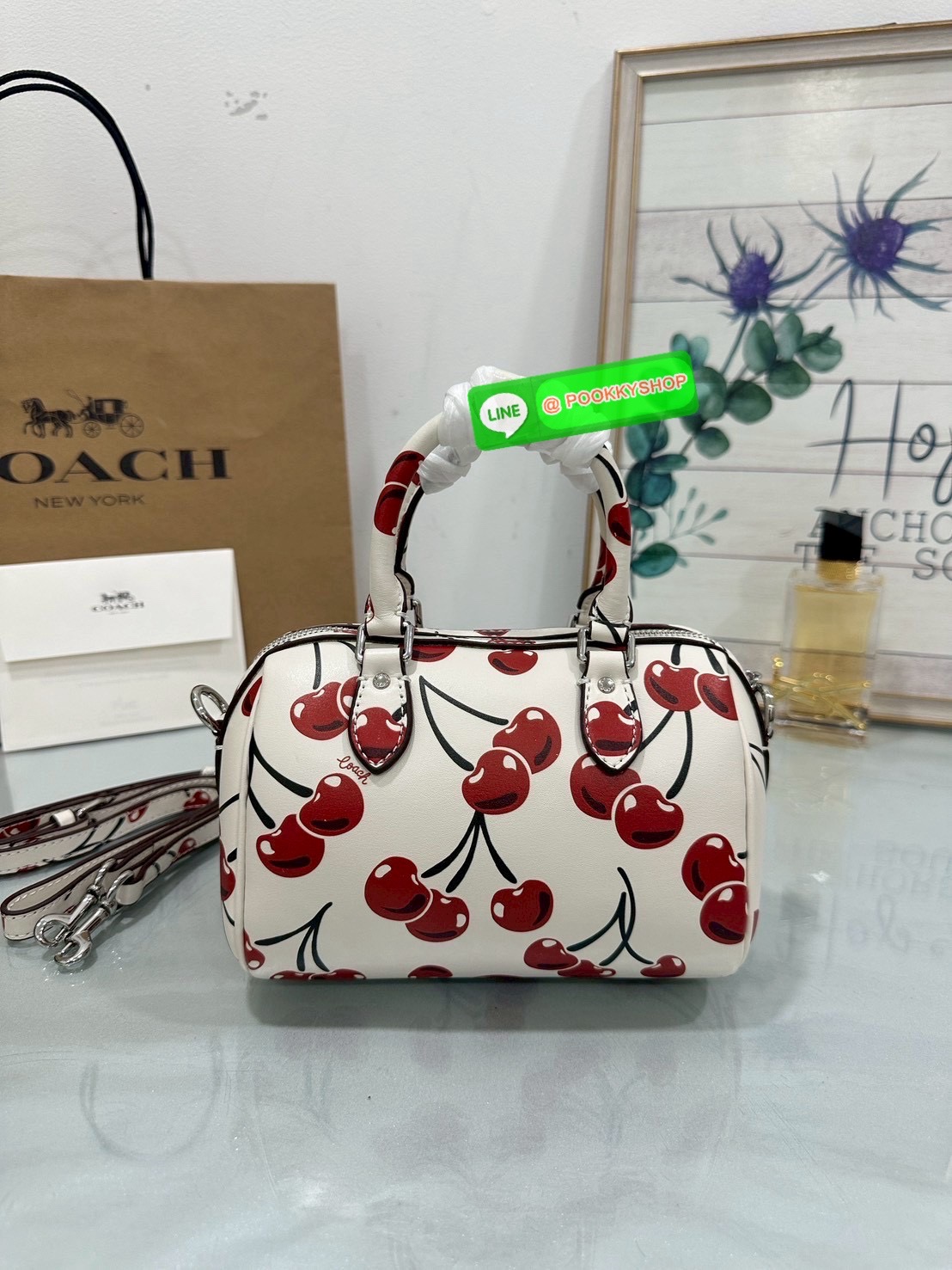 🍒 Coach CY745 – Mini Rowan Crossbody Bag With Cherry Print ใบจิ๋วแต่น่ารักที่สุดในโต๊ะวันนี้ สดใสขี้เล่น สะพายเมื่อไหร่…ก็น่ามองเสมอ “หวานแบบเด็กผู้หญิง สดใสแบบผู้หญิงเก่ง และซ่อนความขี้เล่นไว้ในใบเดียว”Coach Mini Rowan รุ่นพิเศษพิมพ์ลาย Cherry ทั