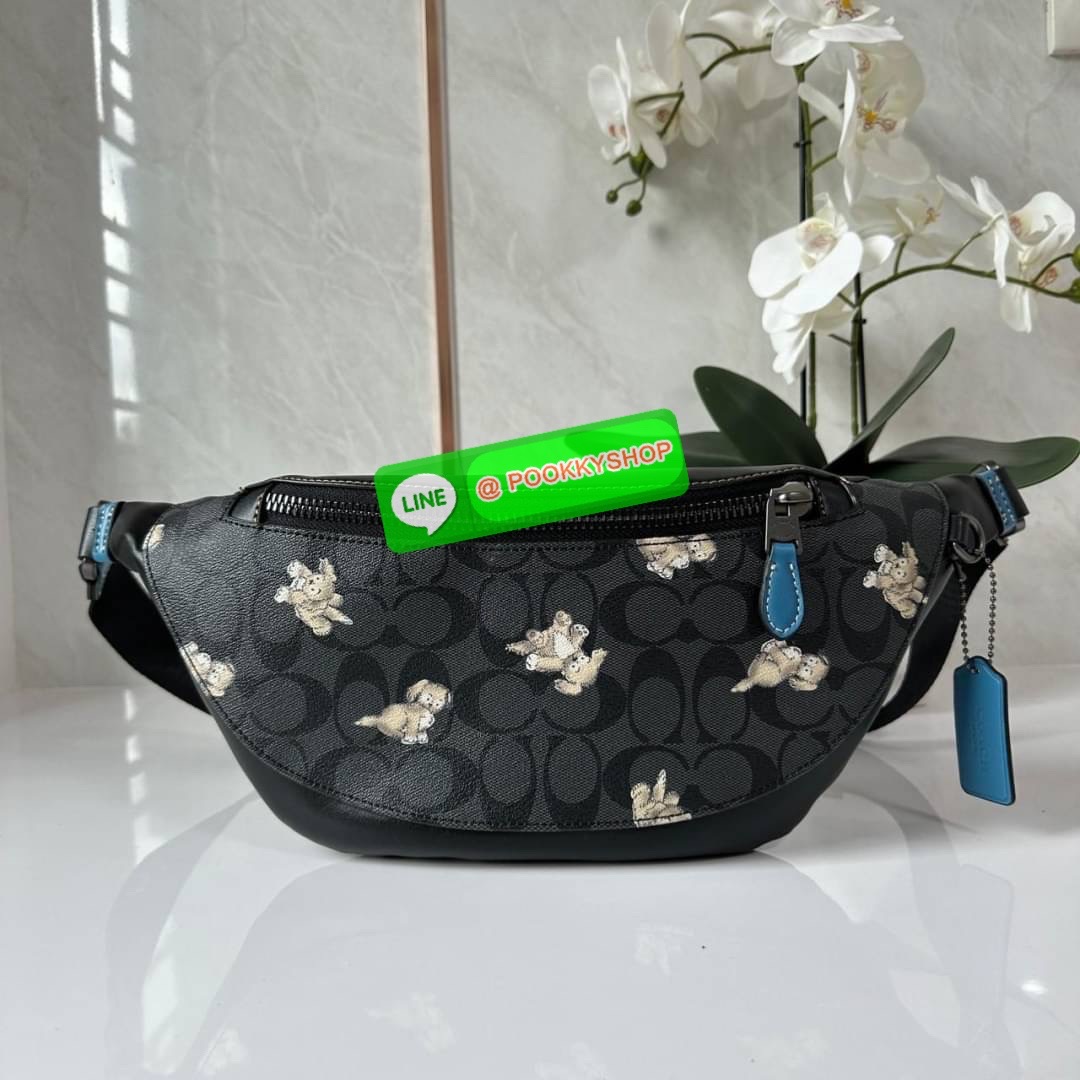 Coach Warren Belt Bag In Signature Canvas With Creature Print ( CC123) กระเป๋าคาดอกไซส์ใหญ่ลายใหม่ ปริ้นลายน้องหมา ใช้งานง่าย จุของได้เยอะ วัสดุหนังแคนวาสคุณภาพดี ทนทาน ด้านหลังเป็นหนังวัวแท้ นิ่มสวย เปิด-ปิดกระเป๋าด้วยซิป สายคาดปรับระดับได้