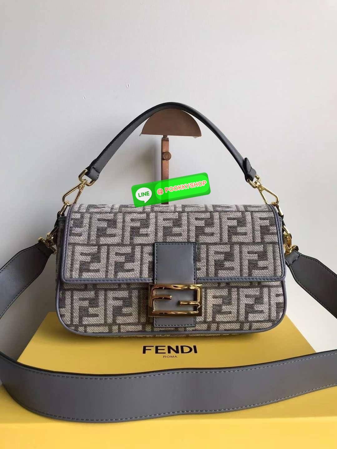 New Arrivals!!! Fendi Baguette Dark Gray FF Tapestry Fabric Bag กระเป๋าทรง Baguette ขนาดกลาง วัสดุผ้าเซนิล พร้อมลวดลาย FF สีเทาเข้ม ปิดท้ายด้วยรายละเอียดหนังแบบทูโทนและประดับด้วยตัวล็อค FF โดดเด่นด้วยฝาปิดด้านหน้าตัวล็อคแม่เหล็กช่องด้านในบุด้วยผ้าหนังกลับ