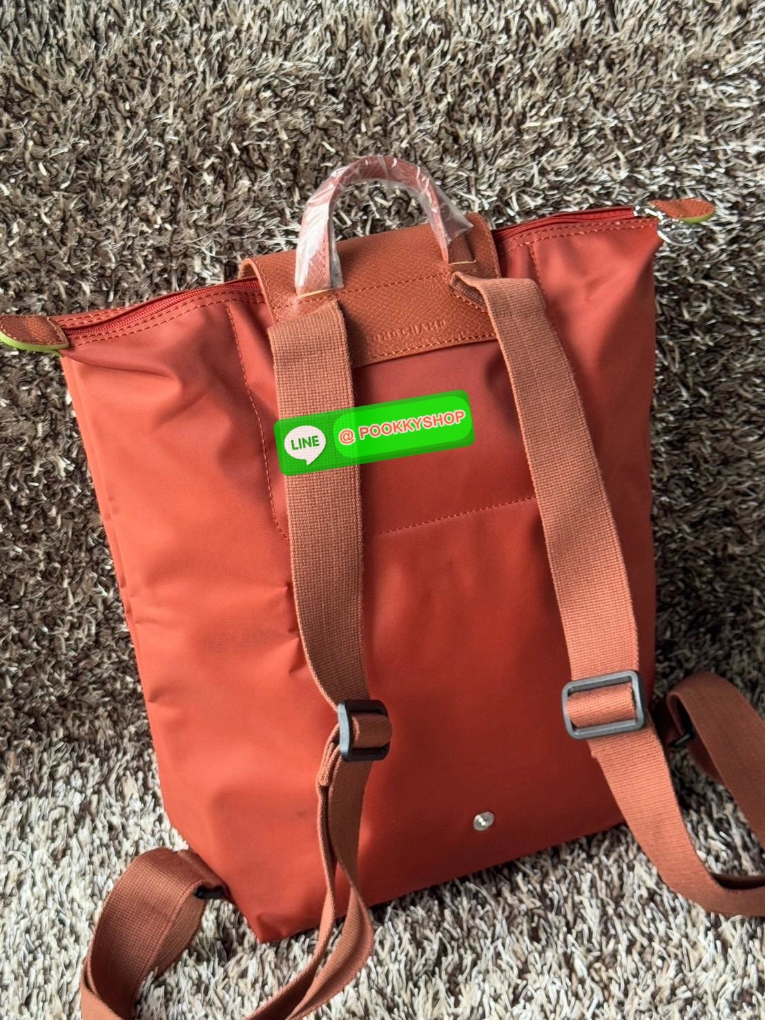 💕LONGCHAMP LE PLIAGE M BACKPACK กระเป๋าเป้น้ำหนักเบาพิเศษนี้ผลิตจากผ้าใบไนลอนรีไซเคิลที่ทนทานและพับเก็บได้ เหมาะสำหรับทุกโอกาส การออกแบบอเนกประสงค์และมีพื้นที่ภายในกว้างขวางที่สามารถเก็บแล็ปท็อปหรือโน๊ตบุ๊กได้ ในขณะที่สายสะพาย ปรับระดับได้ แมตช์ได