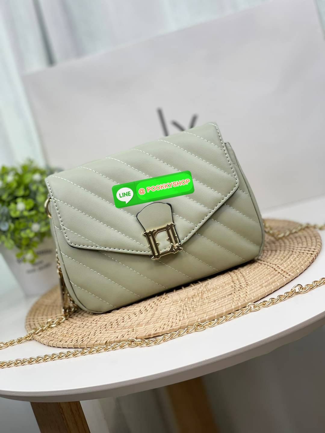 Lyn กระเป๋าทรงน่ารักปุ๊กปิ๊ก สายสะพายโซ่ทอง เปิดปิดด้วยกระดุมแม่เหล็ก ฐานกว้างใส่ของได้เยอะ