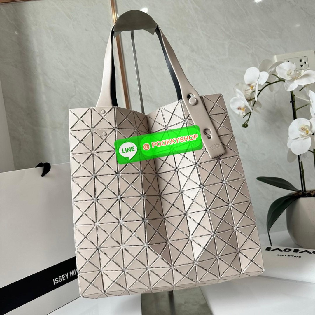 BAO BAO PRISM PLUS Handbag (Large) 🔖กระเป๋าถือจากแบรนด์ BAO BAO ISSEY MIYAKE ดีไซน์คลาสสิกทรงสี่เหลี่ยม มาพร้อมลวดลายสามเหลี่ยมที่มีมิติ 🔖วัสดุ: โพลีเอสเตอร์ ผสมหนัง 🔖 ปากกระเป๋าเปิด ซับในเป็นไนลอน มีช่องกระเป๋าด้านในและหูหิ้วกระเป
