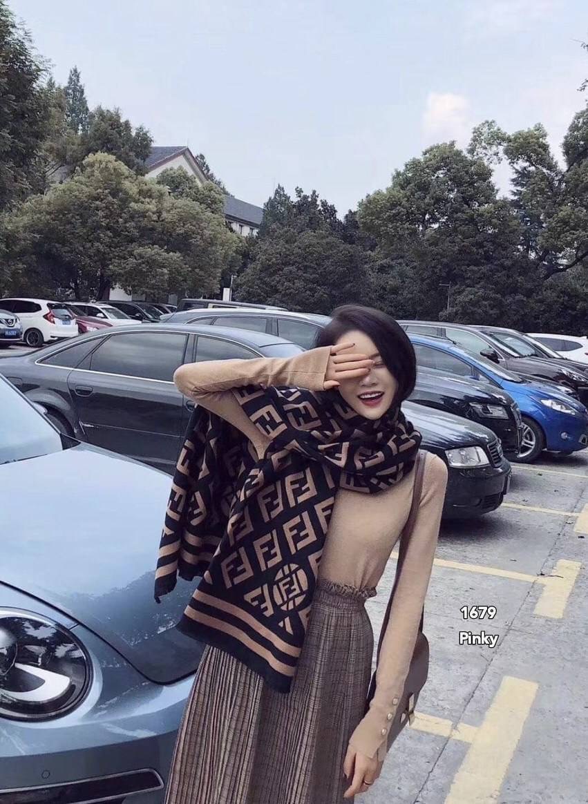 พร้อมส่ง ผ้าคลุมไหล่ fendi 1679 งานนำเข้า ผ้านุ่มมาก ใช้พันคอ คลุมไหล่ ผ้าห่มได้ มีความเก๋ตามฉบับแบรนด์ดัง หนาวนี้สาวๆสาวก fendi ต้องจัดเซตให้เข้ากันจ้า