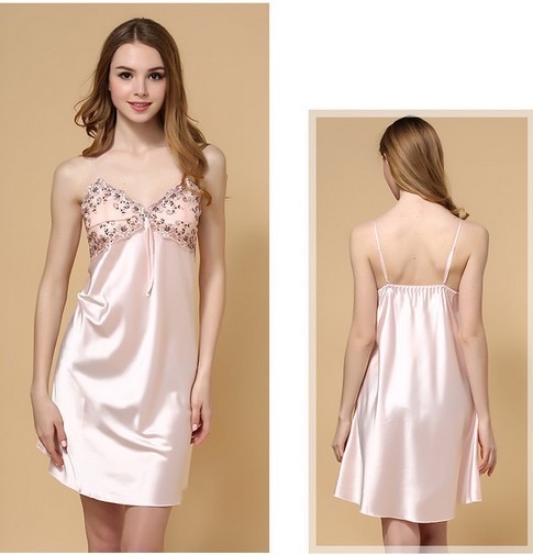 ชุดนอนผ้าไหม ชุดนอนคุณหนู สุดหรู ผ้าไหมสายเดี่ยว สีชมพูอ่อน แต่งลูกไม้ปัก ช่วงอก เนื้อผ้าสวยหรู งานเย็บเกรดพรีเมี่ยมคะ