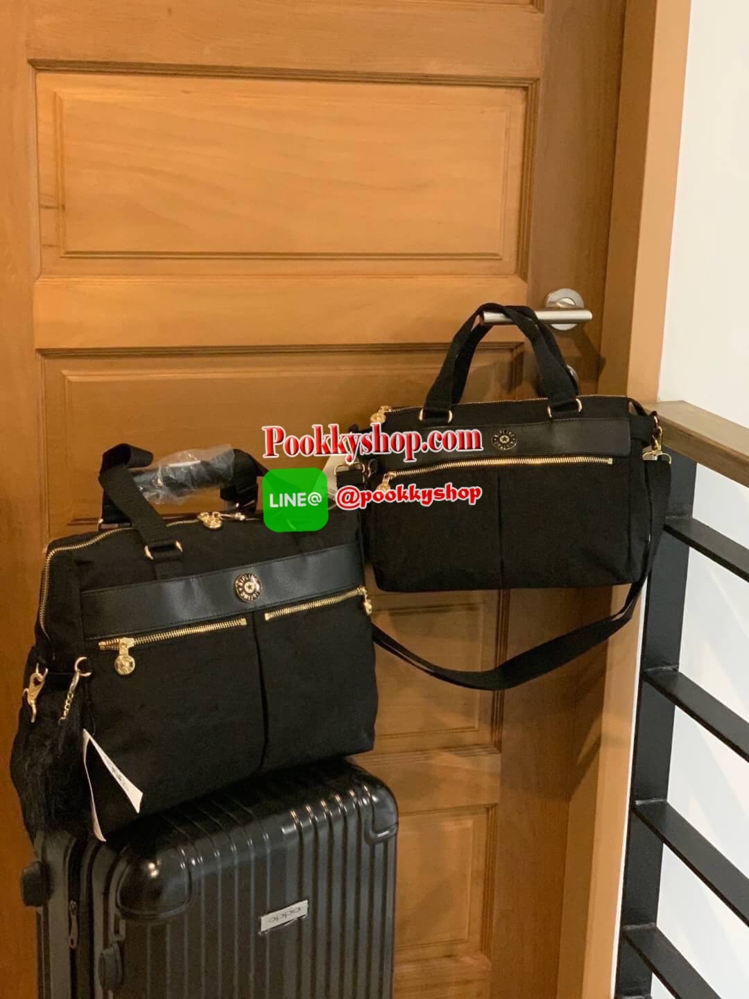 New arrival!! Kipling Kichirou BW combo Collection เปิดตัวคอลเลคชั่นใหม่จาก kipling ที่มีรุ่นและสไตล์แตกต่างกันออกไปแล้วแต่ไลฟ์สไตล์ของแต่ละบุคคล เป็นคอลเลคชั่นวัสดุpolymide100%สีดำล้วน ตัดเข้ากับอะไหล่และโลโก้ที่เป็นสีทองที่ดูแมทช์กัน ตัวโลโก้รองด้วยพื้น