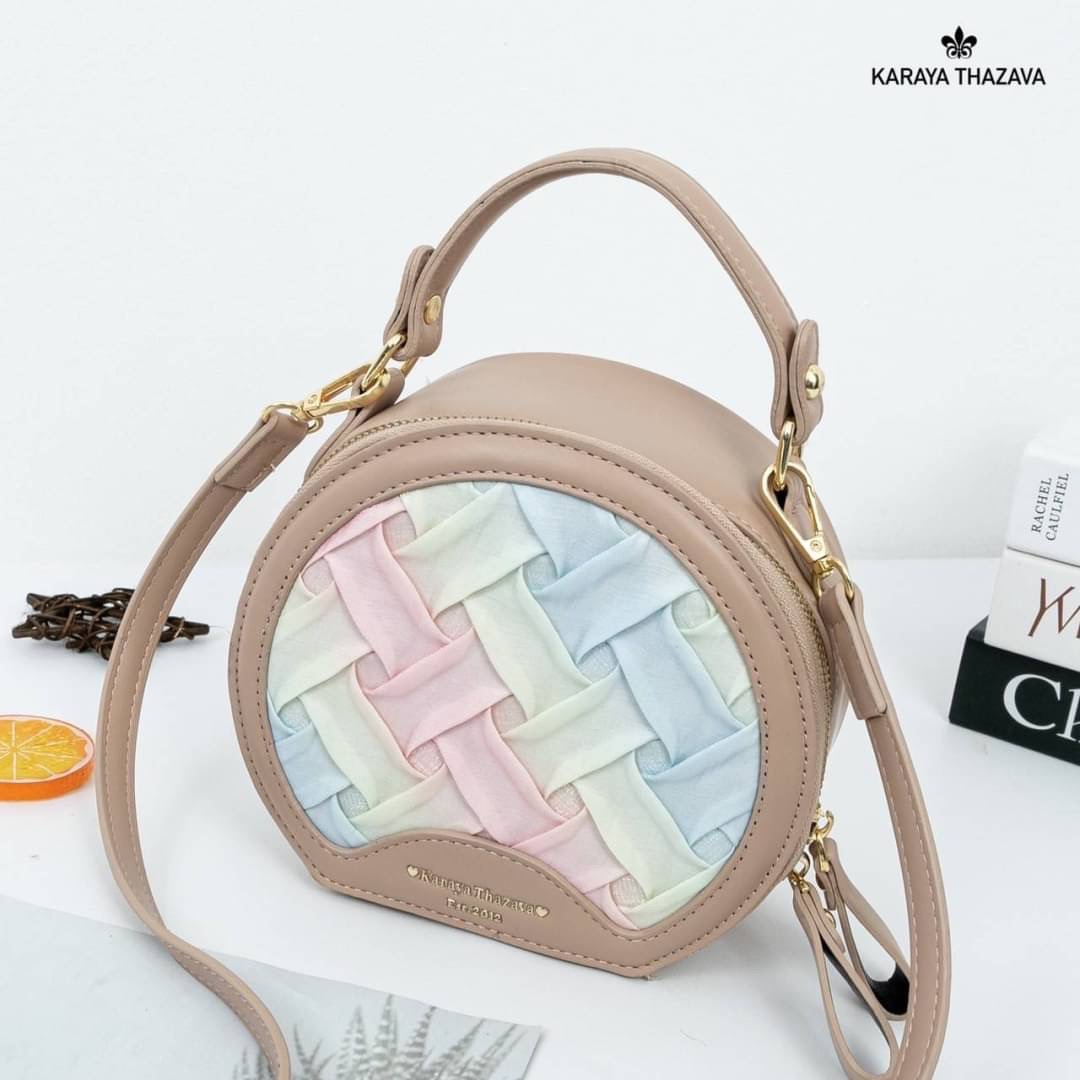 แบรนด์แท้ Karaya ทรงกลมน่ารัก สีสวย มี 2 ช่องใช้งาน ถือได้สะพายข้างได้ งานขายดีคะ ทรงสวยขนาดกำลังน่ารัก