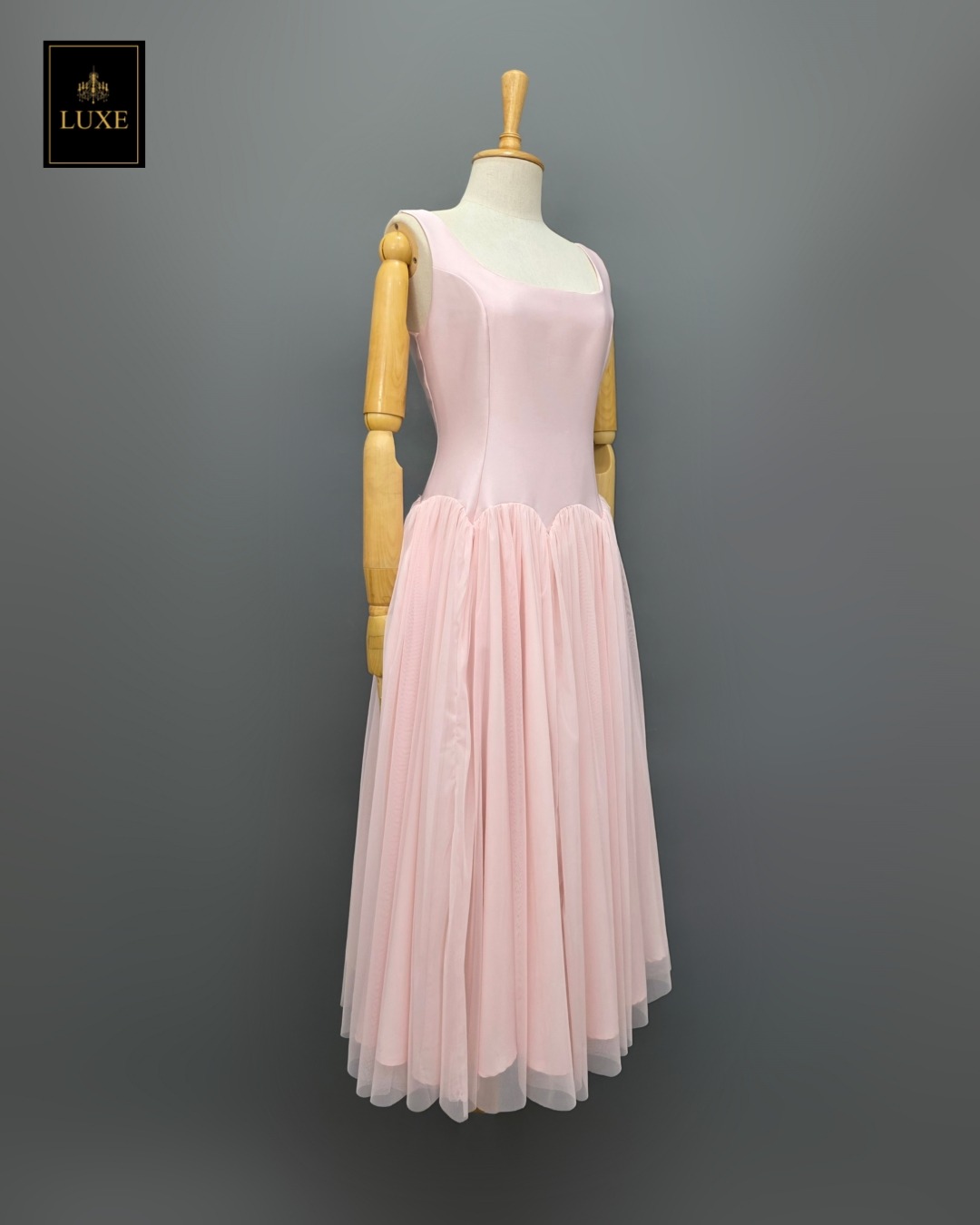 เดรสแฟชั่น เดรสเสื้อกล้ามทรงเข้ารูป กระโปรงบานจีบรูดทรงวงกลม