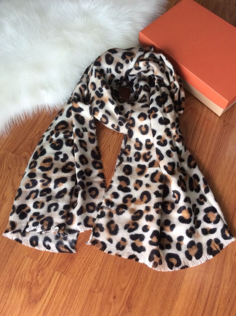 Brand: No Brand ผ้าพันคอลายเสือ 🔥 เสือต้องมา in trend กับแฟชั่นลายเสือ 🔥 ผ้าคลุมไหล่ ผ้าพันคอ ขนาดใหญ่ ทอลายเสือ ลายชัด ลายคมกริบ เนี๊ยบสุดๆ เนื้อผ้าในผืนเดียวกัน สีสวยคลาสสิค เนื้อผ้าหนา เนื้อนุ่ม อุ่นสุดๆ เนื้อผ้าผสมขนสัตว์ หนาวนี้ห้ามพล