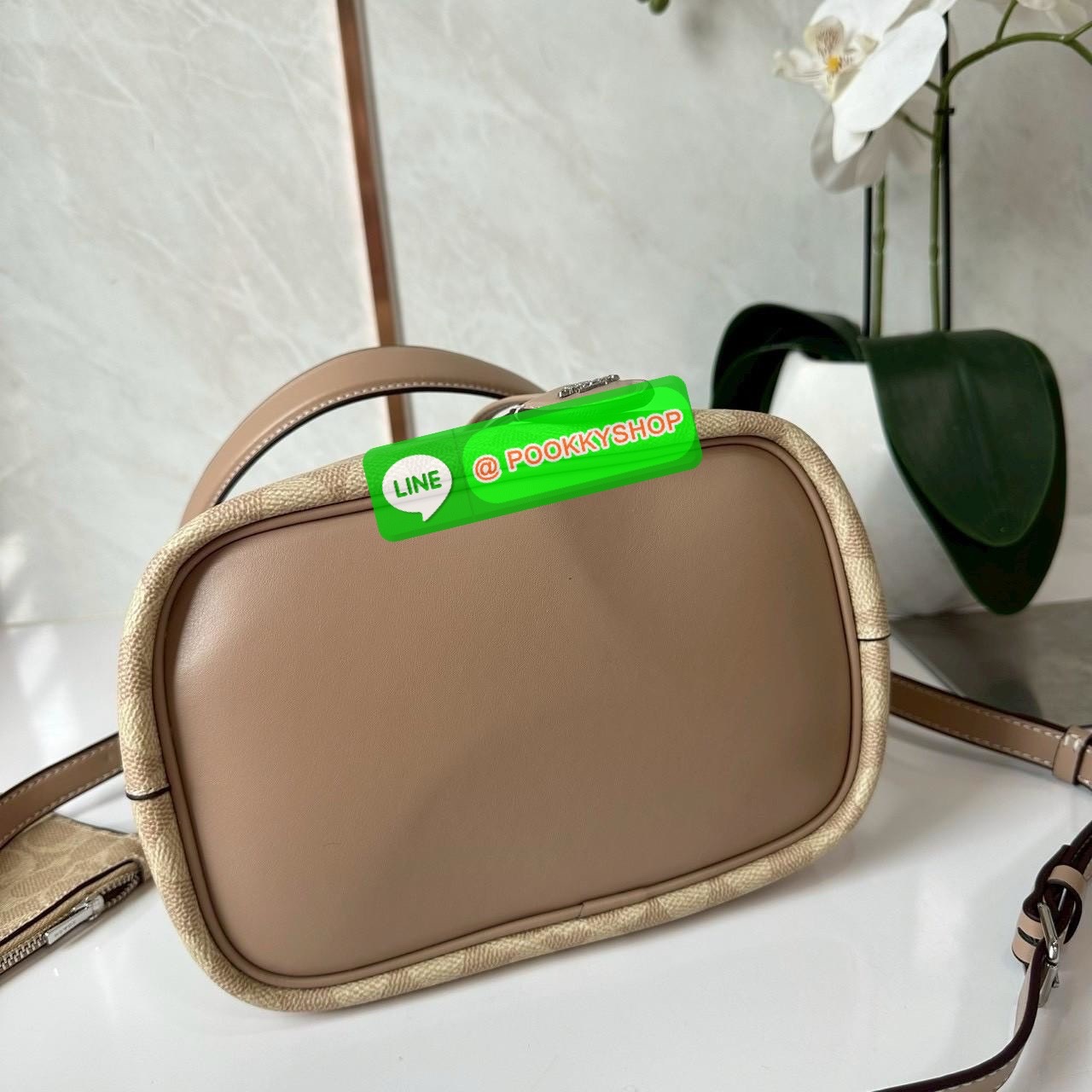 Coach Roan Bucket Bag Signature Canvas CBH07 กระเป๋าทรงบัคเก็ตใบเก๋ ดีไซน์คลาสสิก ลายซิกเนเจอร์สุดฮิต ใส่ได้ทุกโอกาส มาพร้อมสายสะพายปรับได้ ถอดได้ ใช้งานได้ทั้งสะพายไหล่ / crossbody / handheld