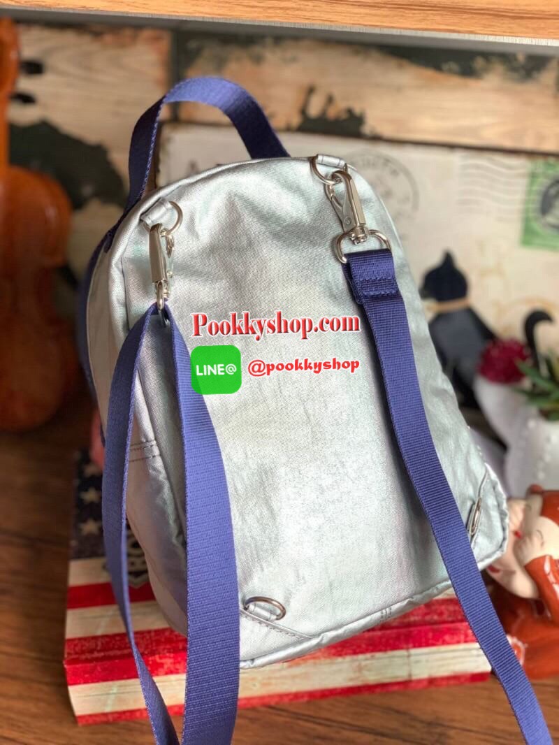 Kipling BRight Disney's Minnie Mouse And Mickey Mouse รุ่น Mini Backpack เป็นได้ทั้งทรงcrossbody และmini Backpack พร้อมสายสะพาย2เส้น ปรับฟรีไซส์ได้ สามารถน้ำหนักเบา วัสดุ100% Polyamide ดีเทลน่ารักๆจากบรรดามิคกี้และมินนี่ที่มาวาดลวดลายลงบนกระเป๋าให้ดู