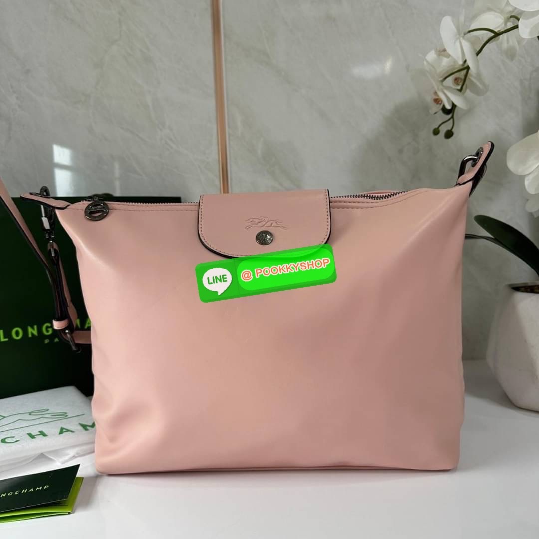 LONGCHAM LE PLIAGE XTRA Hobo bag M กระเป๋าสะพายไหล่ HOBO ออกแบบเพื่อให้ดูเรียบหรูหรา มีความสง่า รูปทรงเก๋ไก๋ วัสดุหนังแกะนิ่มมือ สายสะพายไหล่ปรับระดับได้และถอดออกถือได้ เปิด- ปิด ด้วย ซิป ภายใน ช่องโล่งกว้าง มีช่องซิปแยก ใบใหญ่สามารถใส่ของได้เยอะคะ