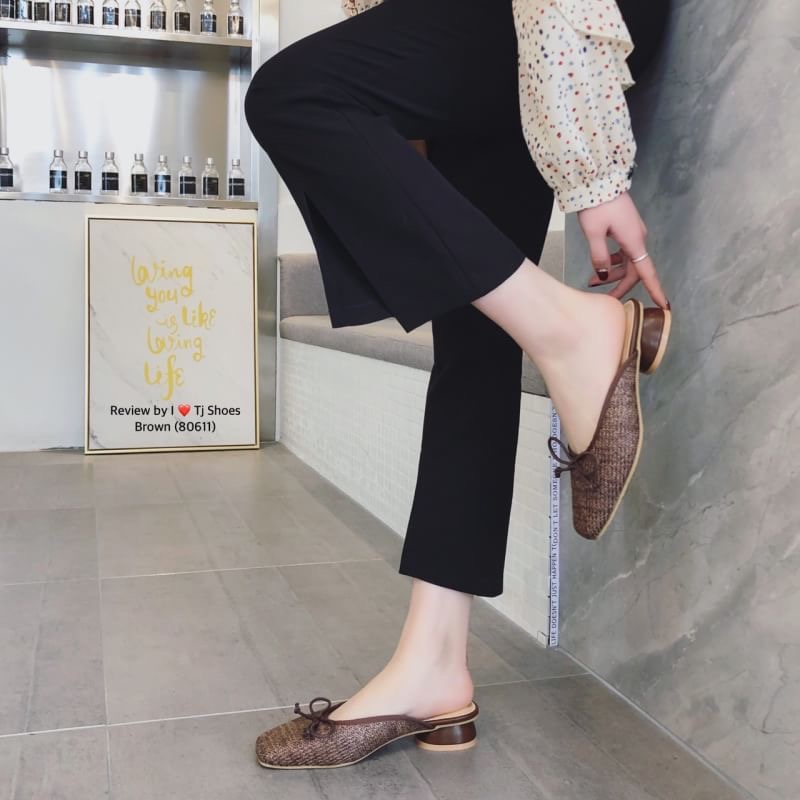 พร้อมส่ง รองเท้านำเข้าที่สวยเกร๋สุดๆ รุ่นนี้ใช้วัสดุเกรดพรีเมี่ยมคุณภาพดีมาก สวมใส่ง่าย เรียบเกร๋ดูดีมาก ใส่แล้วสวยเป๊ะ แถมใส่ได้ตลอดไม่มีเอ้าท์ ของจริงสวยมาก สวยตรงปกแน่นอน เพราะร้านถ่ายรูปจากสินค้าจริง เป็นรุ่นที่แนะนำ รีบสั่งด่วนๆเลยจร้า ช้าหมดอดเกร๋น่