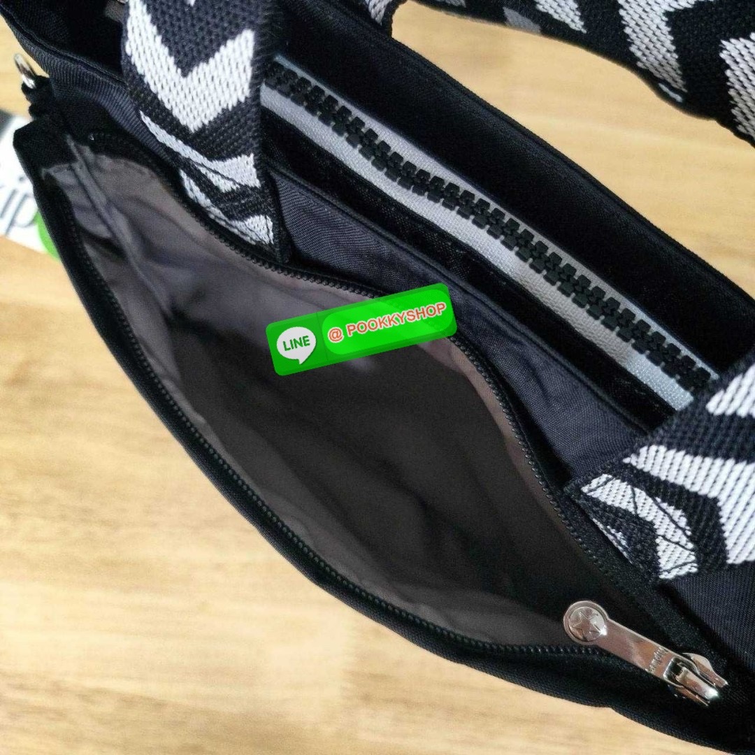 Kipling Kanaan กระเป๋าถือหรือสะพาย ขนาดเล็ก กะทัดรัด ดีไซน์เรียบ หรู วัสดุ ด้านนอก Nylon+ ซับใน Recycled Polyester มีช่องแยกใช้งานหลายช่อง ประกอบด้วย -ช่องซิแด้านหน้า 1 ช่อง -ช่องใช้งานหลักด้านใน 1 ช่อง พร้อมช่องแยกจัดเก็บ และ ช่องซิปย่อย -ด้้านหลังมีช่อง