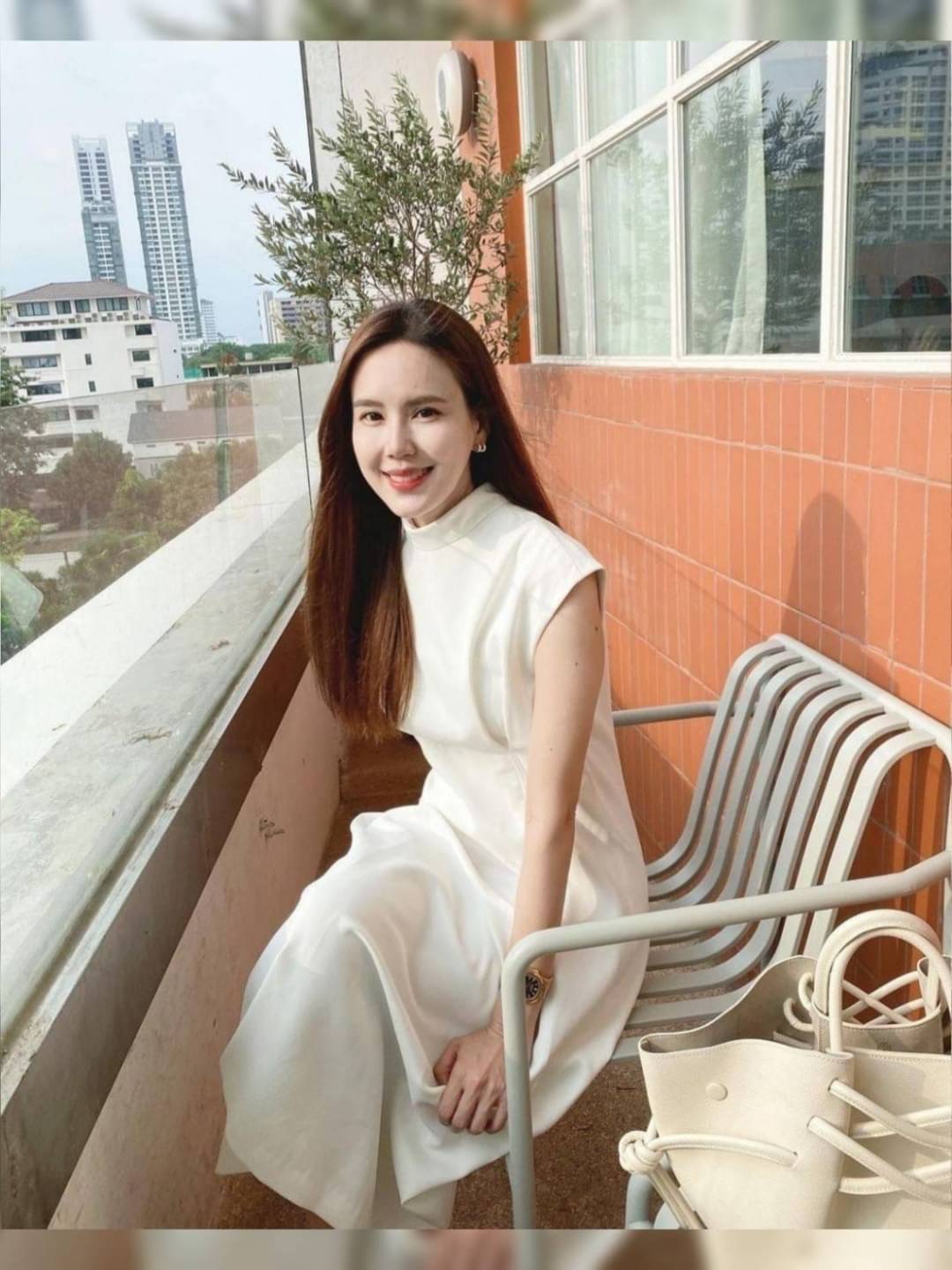 Dress เรียบหรู ดูดีมีราคา ใส่ได้ทุกโอกาสเลยคะ ผ้านุ่มมากๆ ใส่สบาย มีซับในอย่างดี งานซิปหลัง จับจีบเอว ตัวกระโปรงพริ้วสวย มีติดตู้ใว้ได้หยิบมาใส่บ่อยแน่นอนคะ