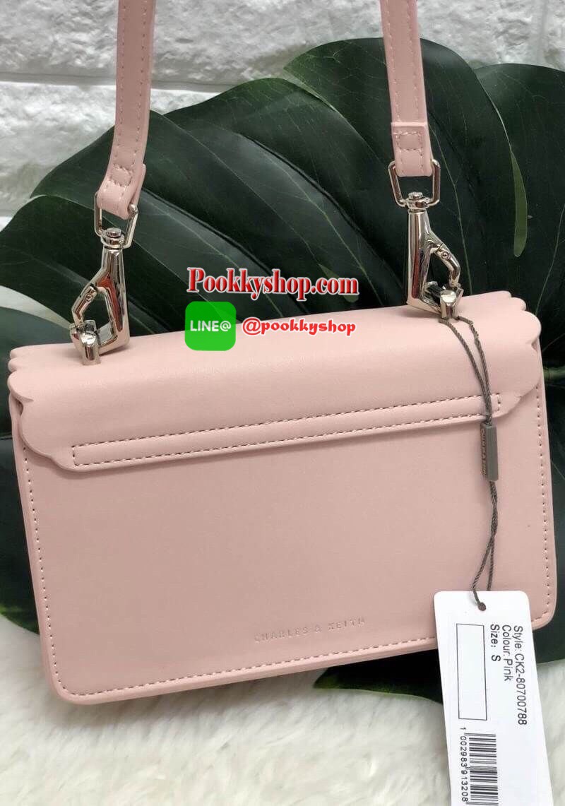 New arrival !!! Limited edition CHARLES & KEITH crossbody bag 2018 !!!! รุ่นหายาก นำเข้ายากมากกกจร้าา จำนวนจำกัด!!! กระเป๋าหิ้วหรือสะพายข้างได้ หนังเรียบ น้ำหนักเบา ด้านหน้ามีรูปหัวใจสีแดง แต่งขอบกระเป๋าสวยมากๆค่ะ เปิดปิดกระเป๋าแบบกระดุมแม่เหล็ก ภายในโล่ง