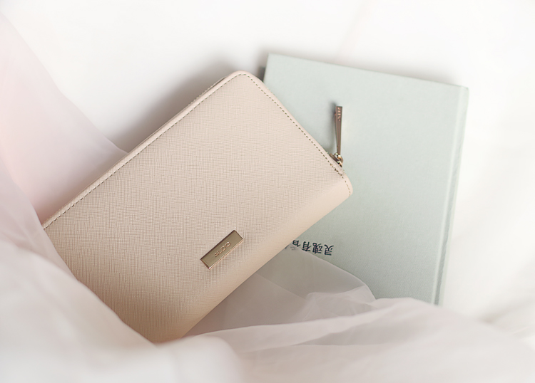 กระเป๋าสตางค์ Aldo กระเป๋าถือ สีครีม แบรนด์เนม Aldo แบรนด์หรูจาก แคนนาดา เนื้อสีครีม มีลายTexture ในตัว ช่องใส่ของใหญ่2ช่อง ช่องเสีบบัตร 2ด้าน