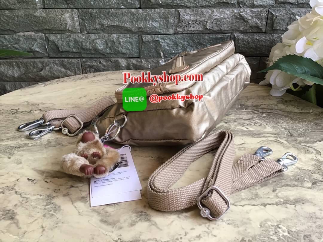 Kipling milos crossbody bag (K13696) กระเป๋าสะพายข้าง crossbody ขนาดกำลังดี มี 2 สาย สายสะพายสั้น ถือเป็นทรงพอรช์(pochette)ถอดเปลี่ยนสลับกับสายยาวได้ มีช่องซิปใช้งาน3ช่อง 2ช่องใหญ่ภายในมีเล็กแยกเป็นสัดส่วน ใส่มินิไอแพค กระเป๋าสตางค์ยาวได้ ด้านหน้ามีช่องซิ