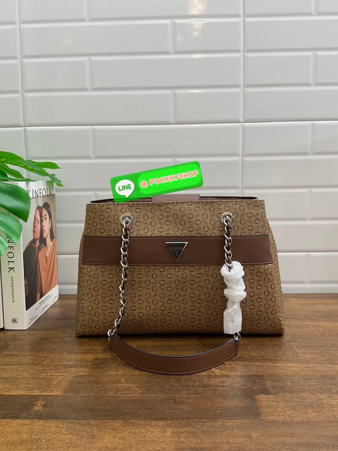 GUESS กระเป๋าสะพายผู้หญิง รุ่น SV859606 VIOLET SATCHEL กระเป๋าถือหรือสะพายสินค้านำเข้าจาก GUESS FACTORY รุ่นยอดนิยม ลายโลโก้ รอบใบ หนัง faux-saffiano หนังคุณภาพดี ตั้งอยู่ทรง สายโซ่ทองต่อหนังสะพายไม่เจ็บไหล่ โลโก้แบรนด์ สวยโดดเด่นที่กระเป๋าด้านหน้า เปิดปิ