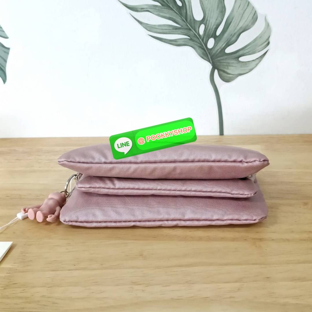 Kipling Creativity Large Pouch วัสดุ Nylon 100% กระเป๋าคล้องมือขนาดพอเหมาะ 7.25 นิ้ว พกพาสะดวก เปิด-ปิดด้วยซิปเดียวใช้งานง่าย ด้านในมีช่องกว้าง 2 ช่องและช่องซิปเล็กตรงกลางอีก 1ช่อง ใช้งานได้สะดวก สามารถใส่มือถือ 7.5 นิ้วได้ กุญแจรถ ธนบัตรได้ ล็อตนี้มาพร้อ