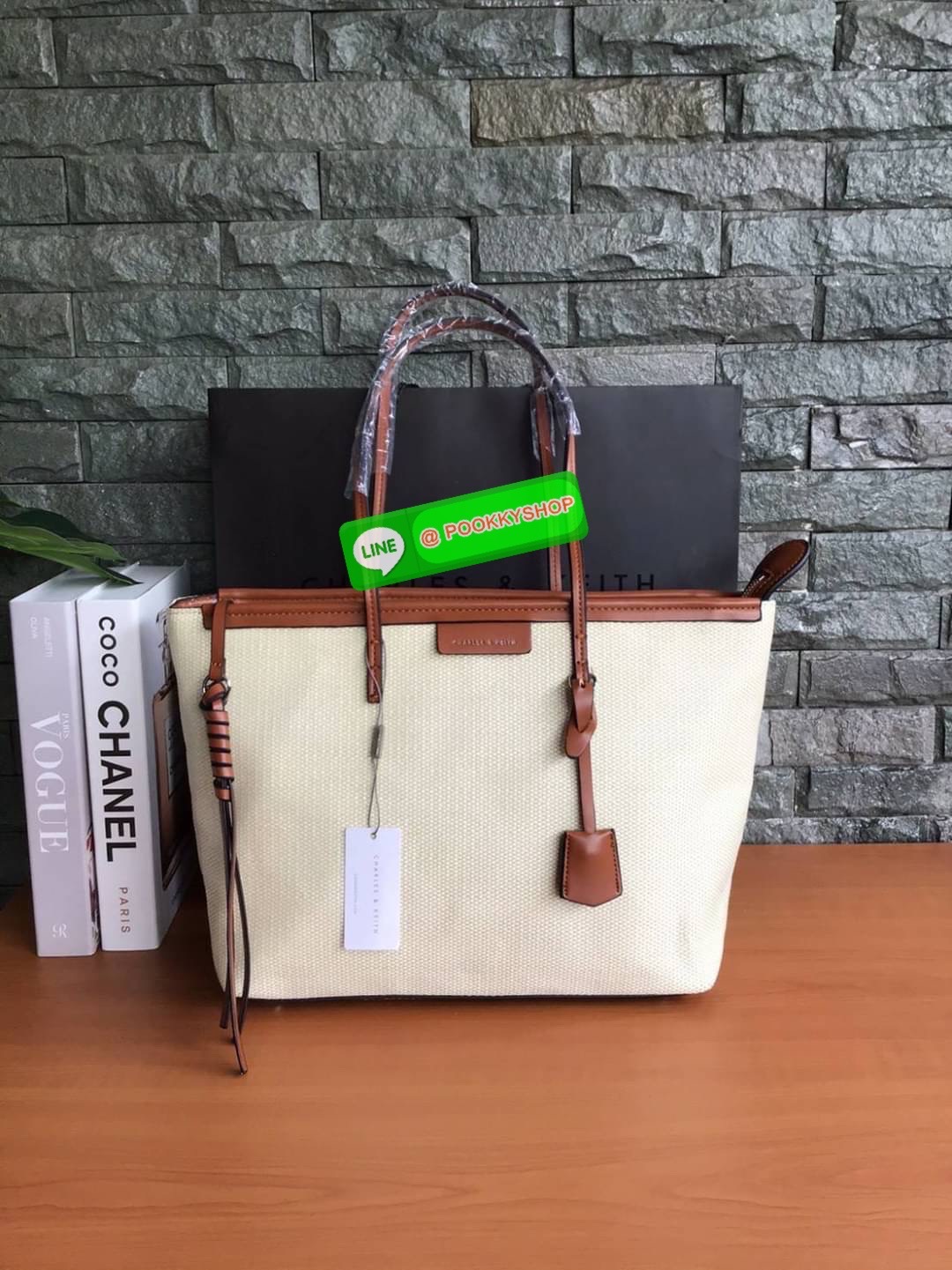 ReStock Best Seller!!! Charles & Keith Black Textured Tote Bag กระเป๋าสะพายทรง Shopping ใบใหญ่จุใจโดดเด่นด้วย Textured สานรอบใบสวยอยู่ทรง น้ำหนักเบา ด้านหน้ามีโลโก้พร้อมTAG พวงกุญแจห้อยที่หูหิ้ว เปิดปิดด้วยซิปพู่หนังสายยาว ภายในกว้างและจุ มีช่องใส่ของและช