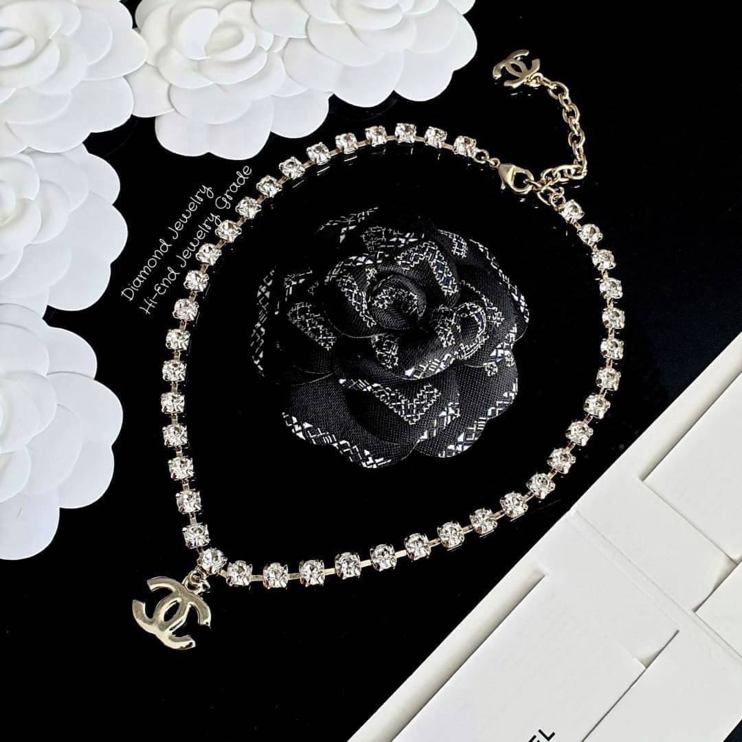 Super Hi-End Quality !!!! ((งาน 1:1 เหมือนในช็อปมากที่สุดในท้องตลาด)) Chanel Necklace สร้อยคอชาแนลงาน 1:1 เหมือนของแท้เป๊ะๆค่ะ ชนช็อป คอลล่าสุด รับรองงานสวยมากกกกก ดูหรู ดูผู้ดีสุดๆ งานดีคุณภาพดีมากๆมากๆคะรับประกันความพอใจเลยค่ะ ตัวเรือนสีทอง ไฮโซมากค่ะ ค