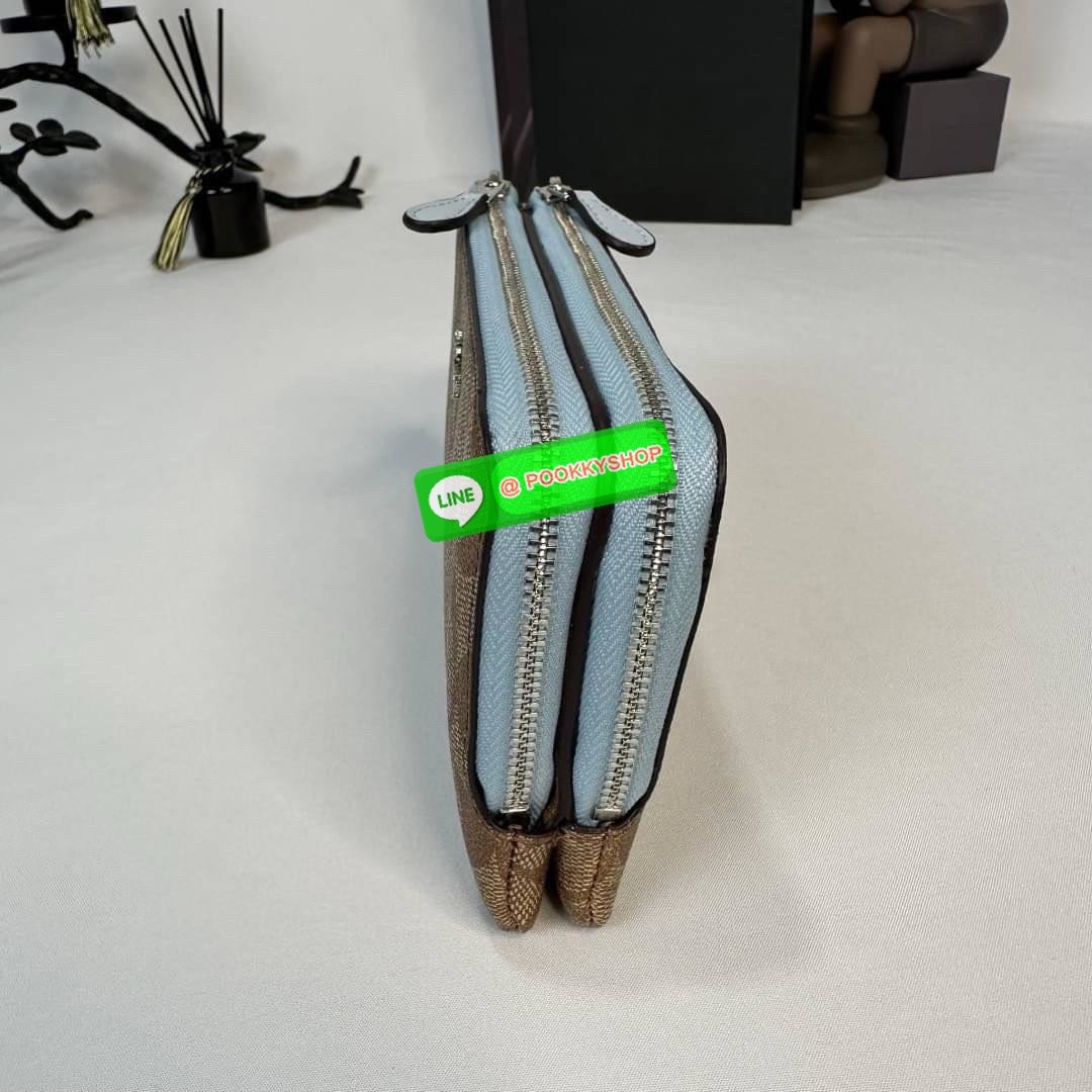 กระเป๋าคล้องมือ COACH 87591 DOUBLE CORNER ZIP WRISTLET IN SIGNATURE CANVAS (COACH 87591 ） กระเป๋าคล้องมือ2เซิปใหญ่ ลายCหนังและ ด้านในเป็นผ้า แบ่งเป็นช่องเล็กๆใส่เหรียญใส่แบงค์ใส่บัตร แล้วแต่จะใส่มีหลายช่อง ใส่โทรศัพท์ได้ทุกรุ่นพร้อมสายคล้องมือ