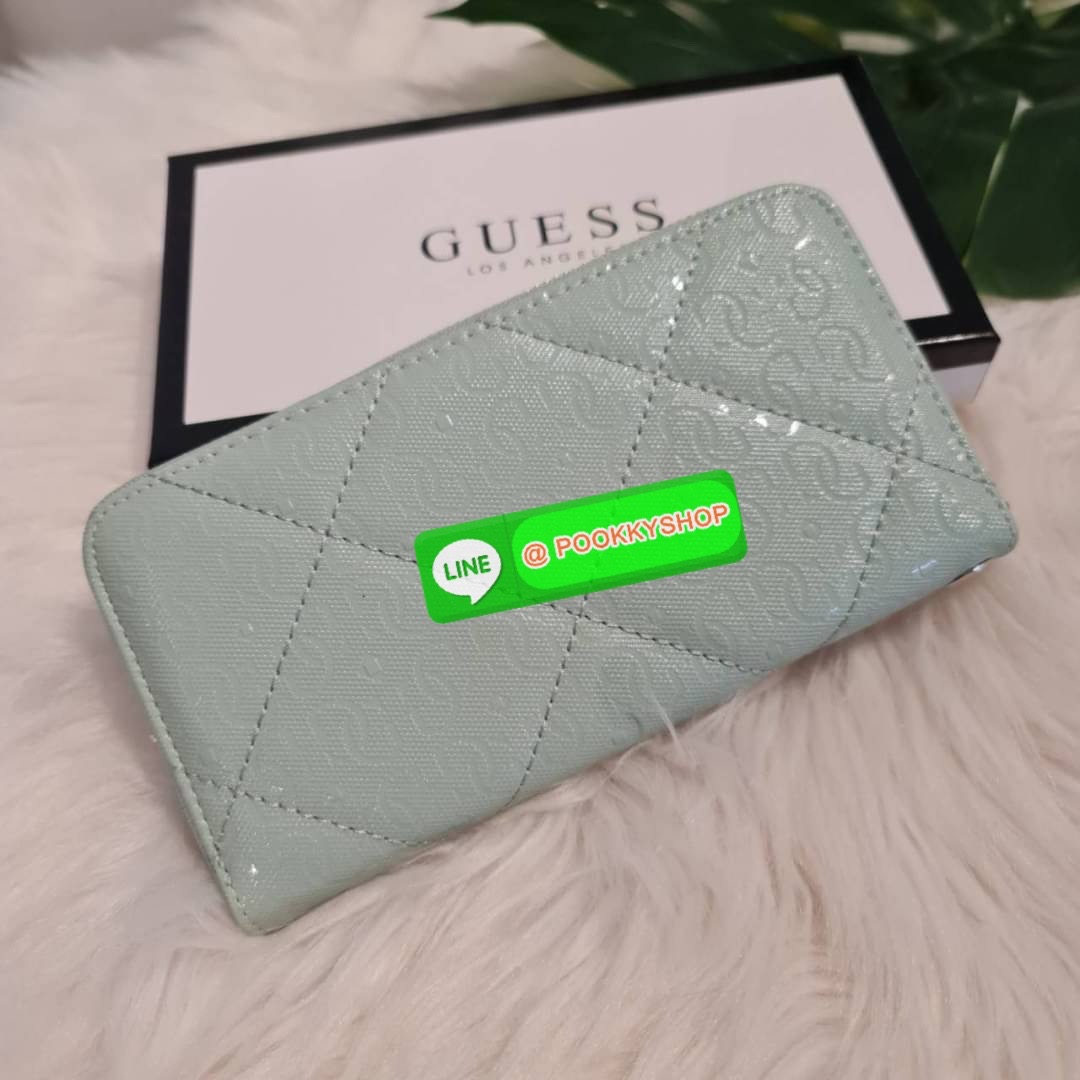 guess wallet สวยๆ จ้า รุ่นนี้มีสายคล้องมือมาด้วยนะจ้ะ เริศสุด👍 ด้านในมีช่องใส่การ์ดเยอะมากค่า และยังมีช่องใส่เหรียญอีกด้วยน๊า เลิฟสุดๆ♥️