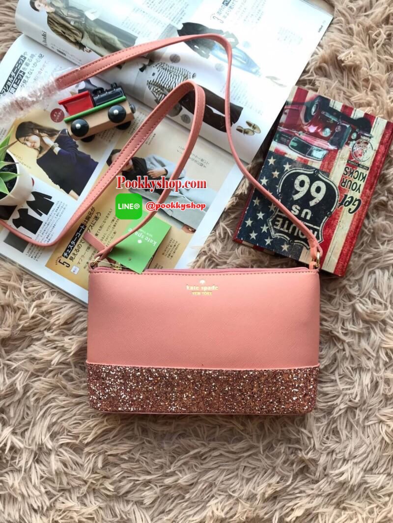 Kate Spade New York Greta Court Ramey Gritter Crossbody Bag กระเป๋าสะพายที่มีดีเทลเป็นกริชเตอร์วิ้งที่ก้นกระเป๋า ด้านบนหนังsaffiano เปิดปิดด้วยซิปเดียวด้านบน ภายในใส่กระเป๋าสตางค์ยาว มินิไอแพคได้ สายสะพายยาว118cmปรับไม่ได้ ขนาดกำลังดีสวยน่าใช้เลยคร้า!!