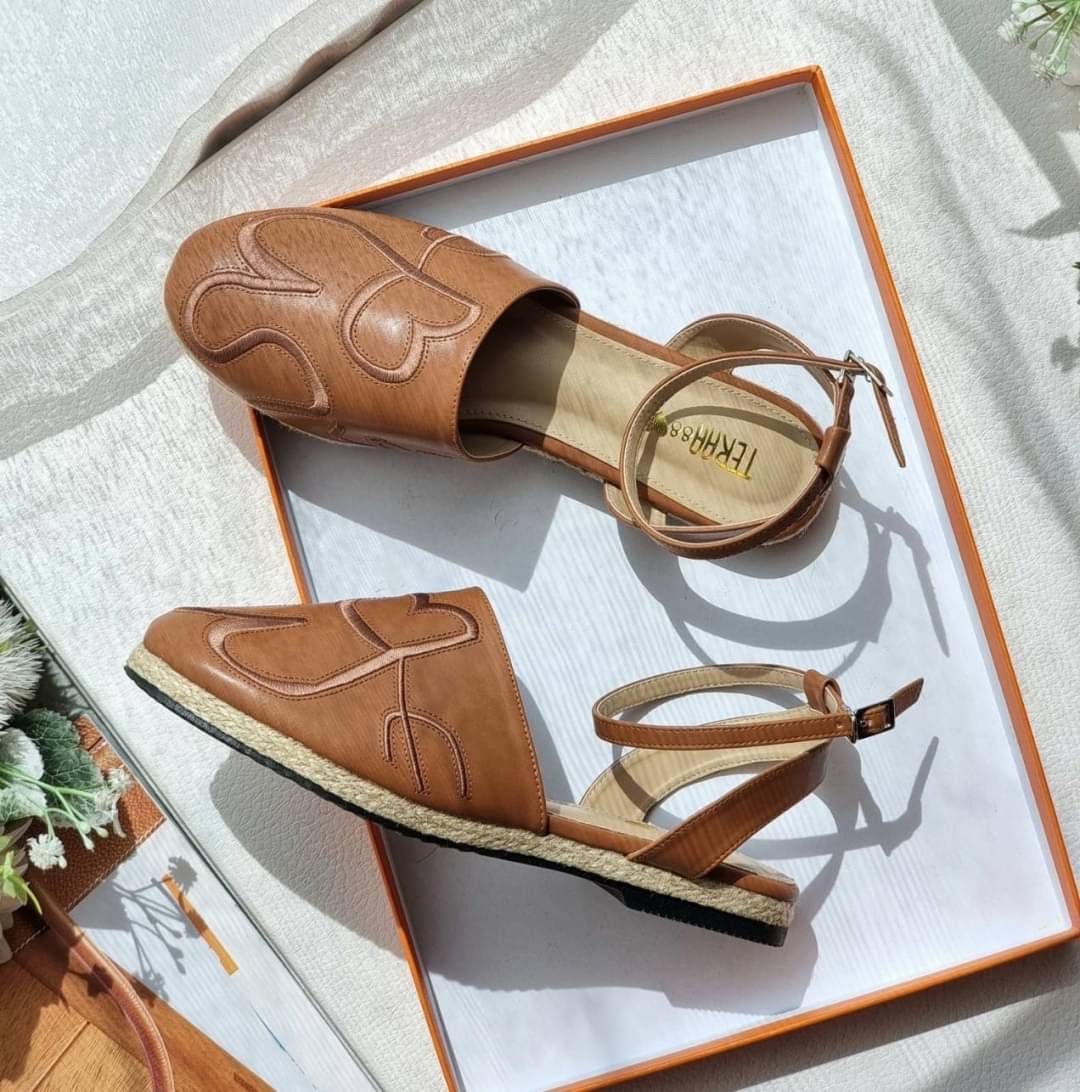 พร้อมส่ง👠👠สลิปออนตัวใหม่ล่าสุดมาแล้วจ้าา งานปักเน้นๆ หนังนิ่มใส่สบายเท้า เย็บขอบปออย่างดี งานสวยมากกก