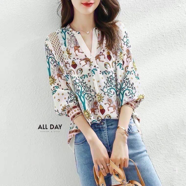 เข้าเพิ่มแล้วค่ะ🔥🔥 ✨🌷พร้อมส่ง🌷✨ เสื้อคอกลมเจาะตัววี เพิ่มลูกเล่นลูกไม้ตรงไหล่ ผ้าจอร์เจียใส่สบาย พิมพ์ลายสวยเก๋แมทช์ง่ายค่ะ