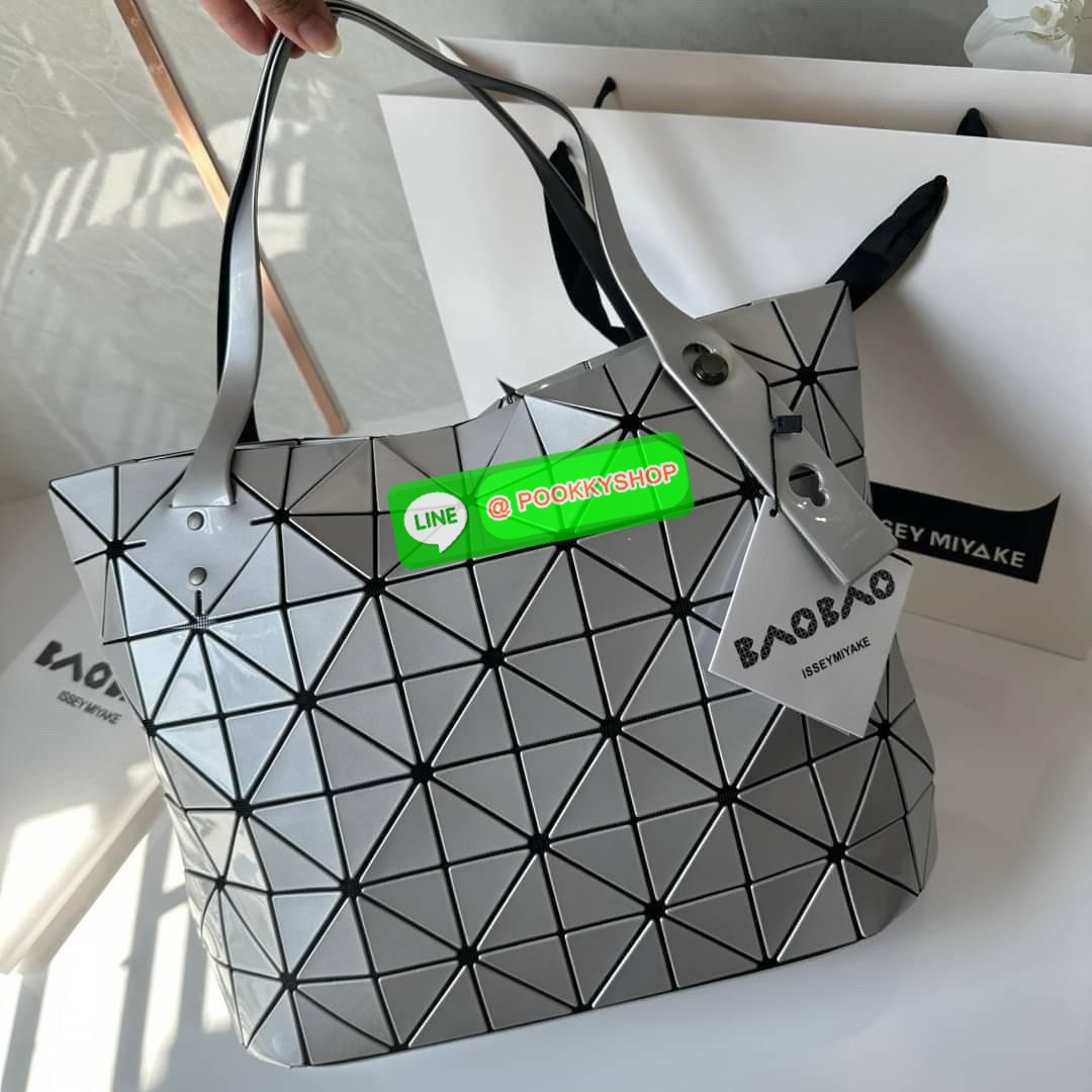 Bao bao Issey Miyake Rock Matte กระเป๋า Bao Bao ซีรีส์นี้จะเป็นทรงสี่เหลี่ยมผืนผ้าและทรงสี่เหลี่ยมจัตุรัส น้ำหนักเบา มีซิปปิดด้านบน ถือเป็นรุ่นที่เหมาะกับการใช้งานในชีวิตประจำวัน สามารถพับมุมและบริเวณด้านล่างของกระเป๋าเพื่อเพิ่มความสะดวกสบายในการใช้งาน ทั