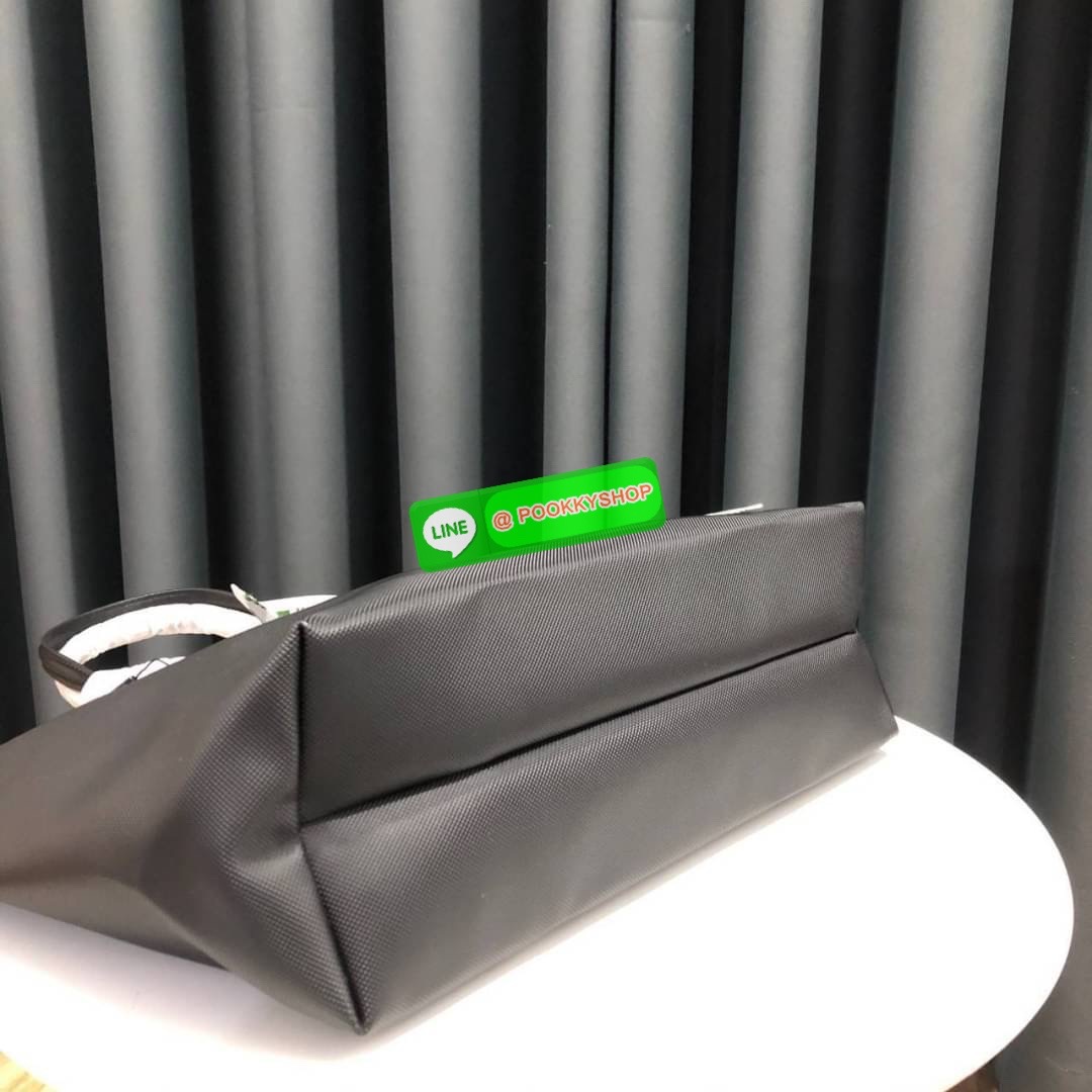 ลาคอส Classic Tote Bag กระเป๋าสะพายทรงช้อปปิ้งหลากสีรุ่นยอดนิยมด้านหน้าประดับโลโก้จระเข้สัญลักษณ์แบรนด์ ภายในกว้างจุได้เยอะ เปิดปิดด้วยซิปสะดวกใช้ มี1 ช่องซิปเล็ก หัวซิปปั้มเเบรนด์ วัสดุกันน้ำ ขนาดกำลังดี ใส่หนังสือ เอกสารA4 ของใช้ได้เยอะ สวยทุกสีค่ะ