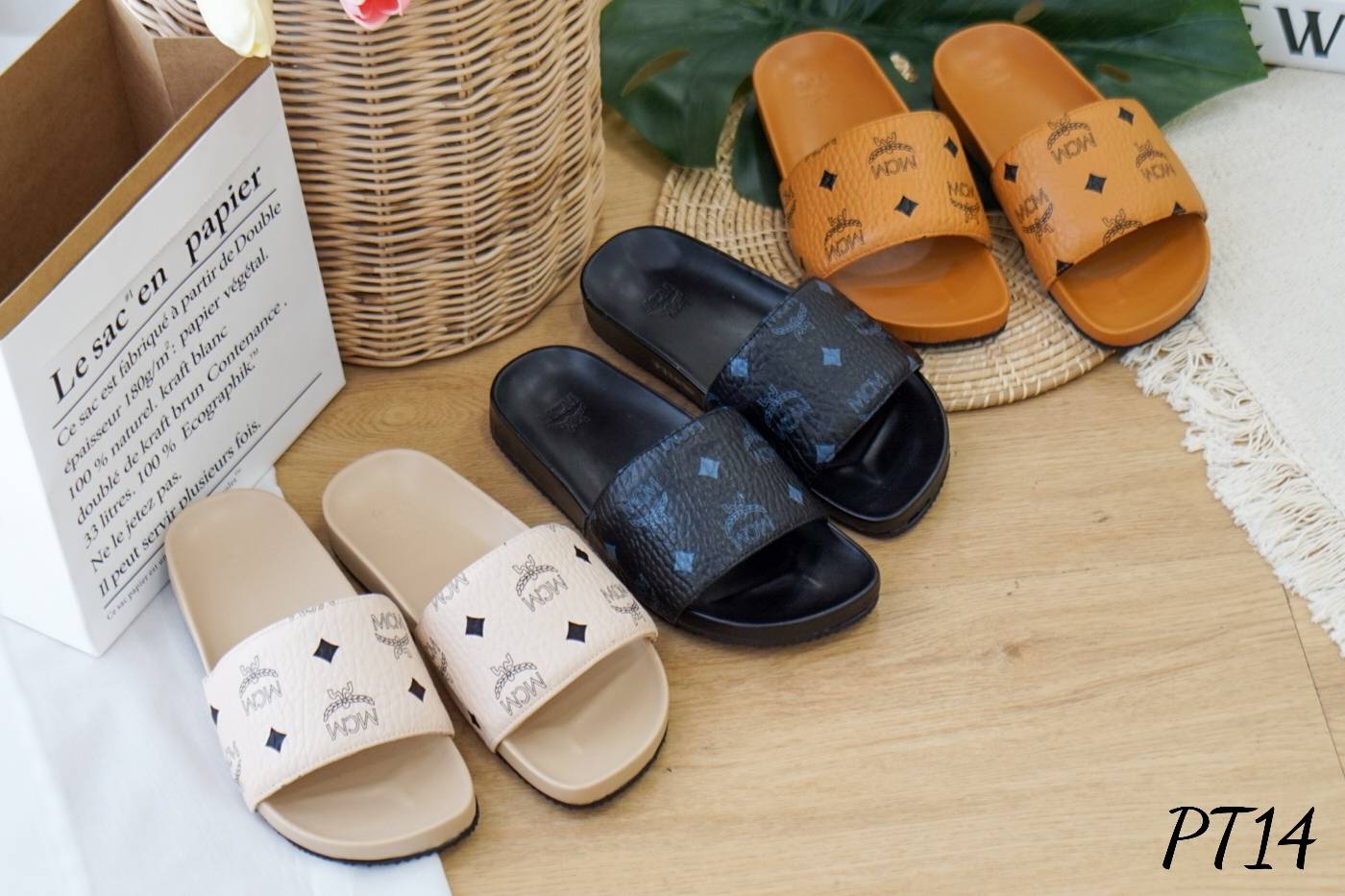 พร้อมส่ง งาน m cm สวยมาก พื้นรองเท้าเพื่อสุขภาพ รองรับน้ำหนักได้ดี ตัวสวมทำจากหนังPuแท้ นิ่ม สกรีน ลายชัดๆ ด้านในเสริมนวมนิ่ม ซับกำมะหยี่อีกชั้น พื้นมีกันลื่นในตัว ราคาเบาๆ คุณภาพ คุ้มมากๆ ใส่สวยมาก สาวหน้าเท้ากว้าง ใส่ได้ค๊า