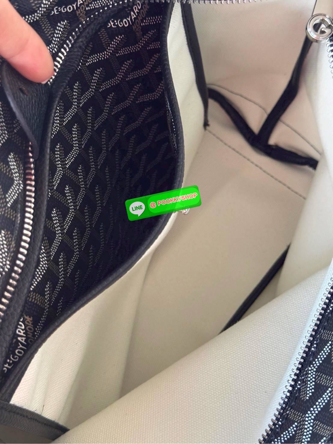 Goyard Artois PM Bag กระเป๋า Artois PM เป็นกระเป๋าที่มีซิปด้านบนเพิ่มคงามปลอดภัย ภายในพื้นที่กว้างเพื่อจัดระเบียบข้าวของของคุณ มันโดดเด่นด้วยฐานด้านล่างทั้งสองมุมเย็บต่อด้วยหนังใช้งานในแบบทางการหรือกึ่งทางการก็ได้