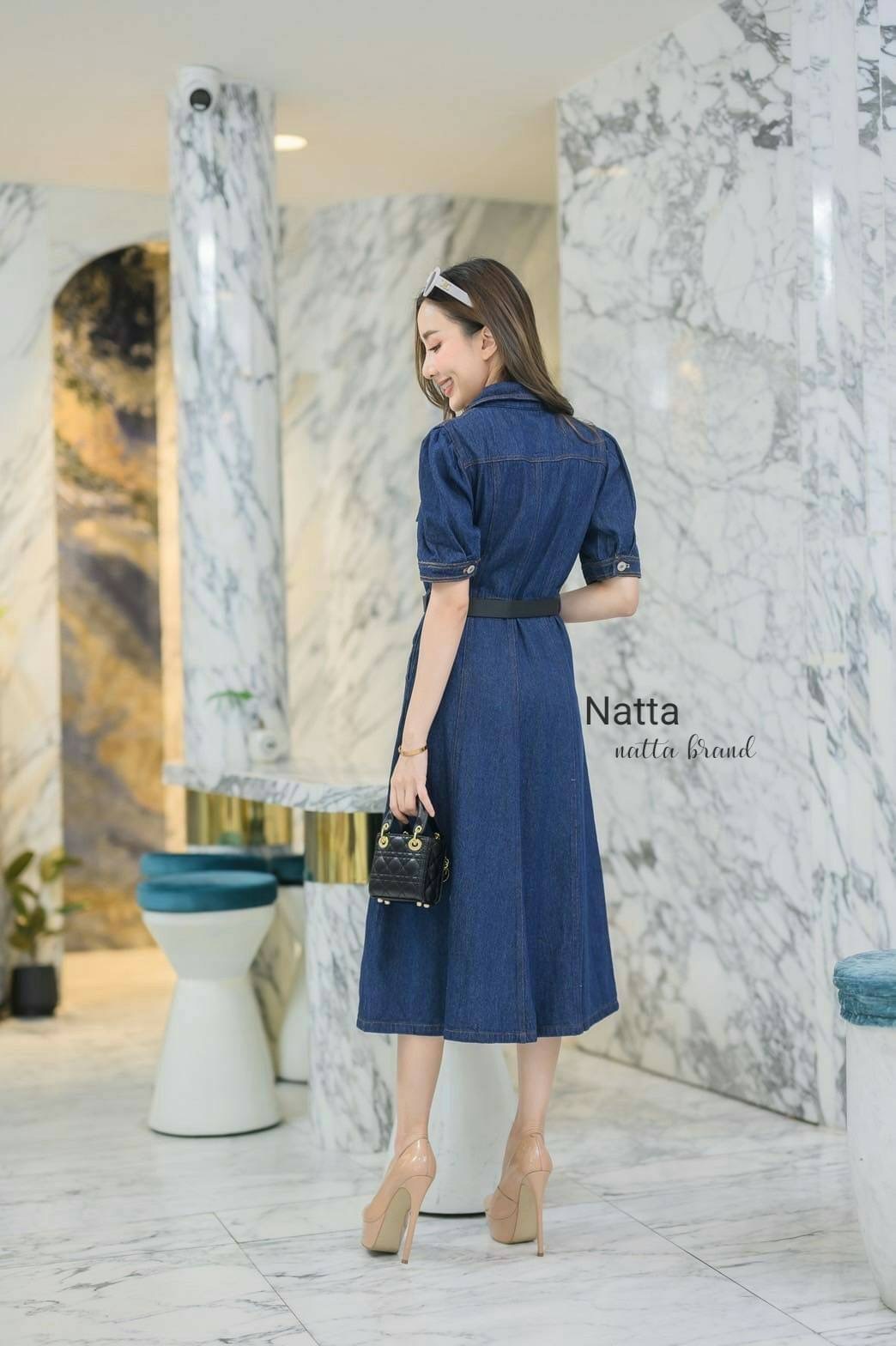 ชุดเดรสยีนส์ ติดกระดุมด้านหน้า มีกระเป๋าข้างใช้งานได้จริง มาพร้อมกับเข็ดขัด ใส่ได้ทุกโอกาส จะใส่ไปเที่ยว ใส่ทำงานเก๋ๆ ไม่ซ้ำใครแน่นอนจ้า ผ้ายีนส์สวย ใส่ได้ตลอดค่ะ