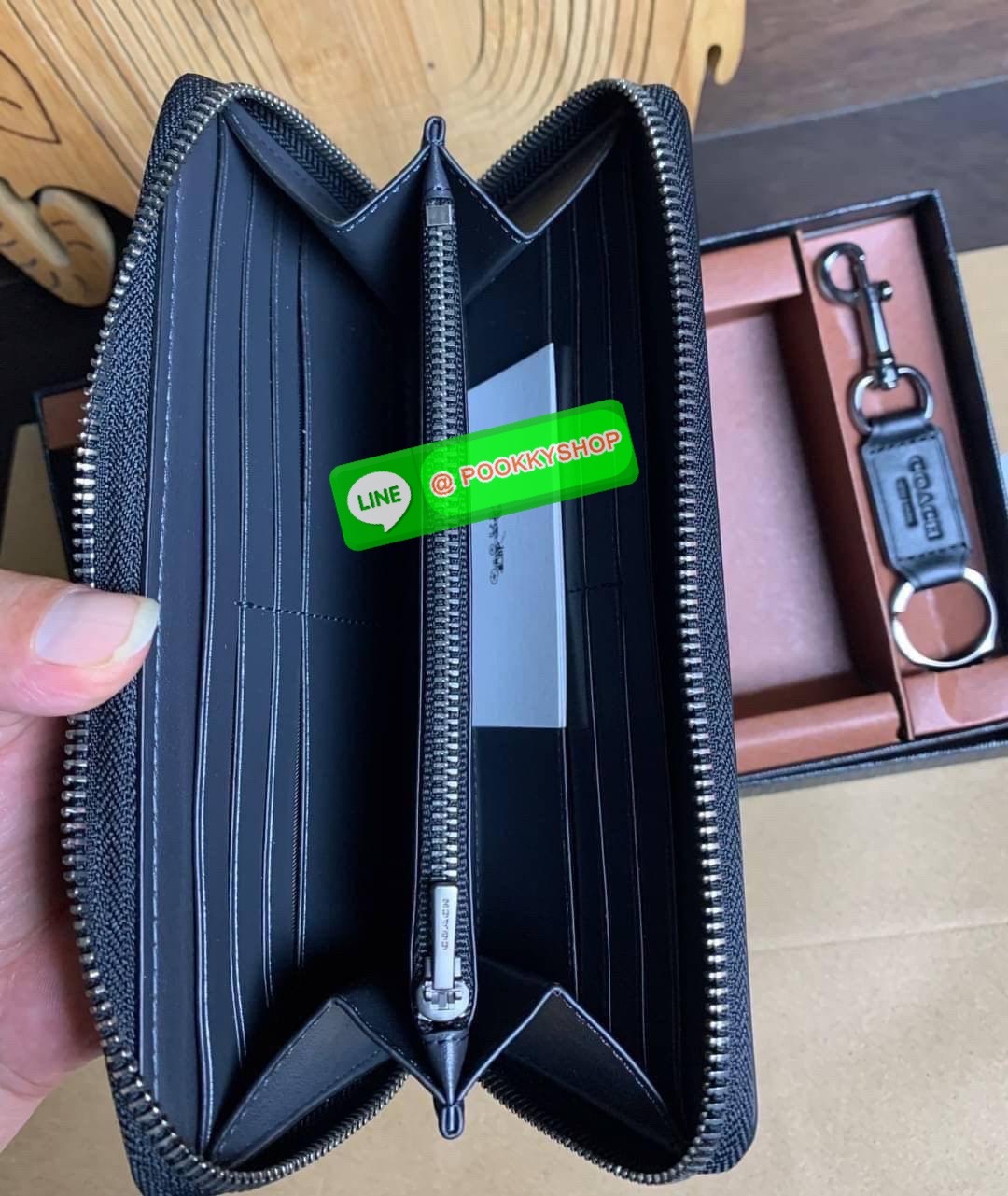 COACH ACCORDION ZIP WALLET IN SIGNATURE CANVAS กระเป๋าสตางค์ใบยาว ซิปรอบ ใช้งานง่าย ด้วยฟังค์ชั้น ด้านใน ใส่บัตรได้จุใจ มีช่องซิปใส่เหรียญตรงกลาง โดนใจหลายๆคนไปเรียบร้อยและคลาสสิค เรียบหรูดูแพงตลอดกาล ยกให้รุ่นนี้เลย