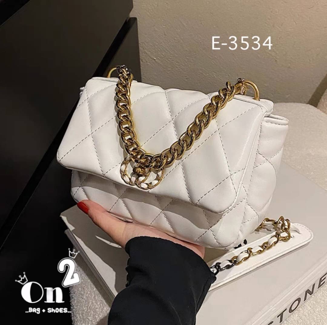 กระเป๋าสะพายไหล่ทรงชาแนล หนังpu งานนิ่ม ทรงสวย สะพายไหล่ หรือสะพายข้างก็เก๋ อะไหล่สีทอง สายโซ่ร้อยหนัง มีหนังรองบ่า สะพายแล้วไม่เจ็บบ่าจ้า