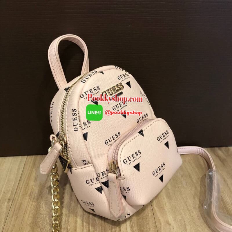 GUESS Factory Women's Evan Mini Crossbody กระเป๋าสะพายใบเล็กสุดน่ารักจาก guess มาแล้วค่า ไอเท็มสุดน่ารัก วัสดุทำจาก pu สกรีนลายสุดน่ารัก ด้านหน้ามีโลโก้ มีพวงกุญแจสวยเก๋ สายสะพายมีสายโซ่สลับหนังปรับได้ 5 ระดับ ด้านบนมีหูหิ้วจับถนัดมือ กระเป๋ามี 1 ช่อ