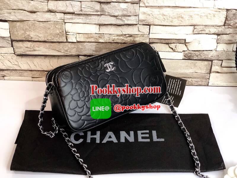 New Arrival chanel พร้อมส่งค่ะ หนังแกะสังเคราะห์ทรงสวย ลายดอกคามิเลีย ขนาดกำลังดีสวยมากค่ะ มี 2 ช่อง สำหรับใส่มือถือหรือของจุกจิก มี ช่องซิปกลาง และข้าง มีช่องใส่บัตรได้ 3 ใบ ใส่มือถือได้ทุกรุ่น เปิดปิดกระเป๋าช่องหลักแบบซิป อะไหล่เงิน พร้อมสายโซ่ยาว เส้นถ