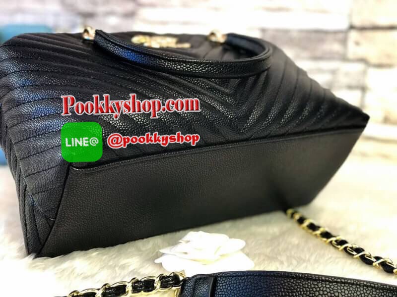 Chanel Bag กระเป๋าทรงหมอน วัสดุหนัง ลาย v สัมผัสนิ่มมือ ทนทาน น้ำหนักเบา เปิด-ปิดด้วยซิปอะไหล่ทอง มีสายยาว ภายในมีช่องใส่ของจุกจิก และซิปใหญ่ อีก1 ช่อง จุของได้เยอะ น้ำหนักเบา ซื้อใช้เองหรือฝากเป็นของขวัญก็สุดคุ้มค่ะ สวยมากงานดีสุดจากเคาท์เตอร์ต่างประเทศ