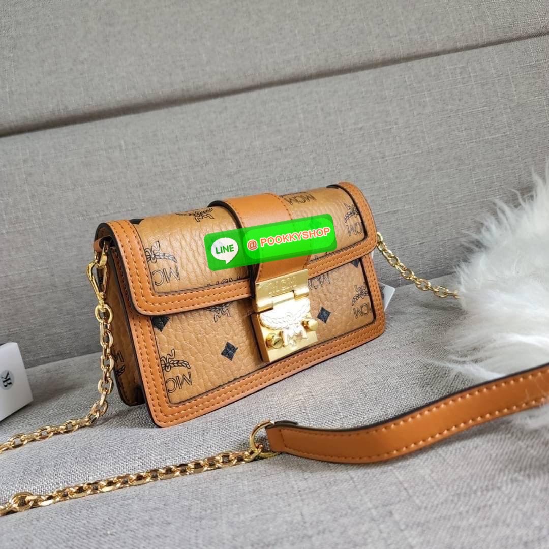 MCM Gretl Cossbody in visetos กระเป๋า Gretl กระทัดรัด ไอเทมใหม่ สุดฮิต ที่สาวๆต้องมีคะ วัสดุหนังแคนวาส ตัดหนังแท้ มาพร้อมสายสะพายโซ่อะไหล่สลับหนัง ข้างช่องโล่งสามารถใส่มือถือ iPhone Pro max ได้เหมาะสำหรับสะพายเที่ยวชิวๆในวันหยุดพักสบายๆ สีน้ำตาลคอนยัคทีแม