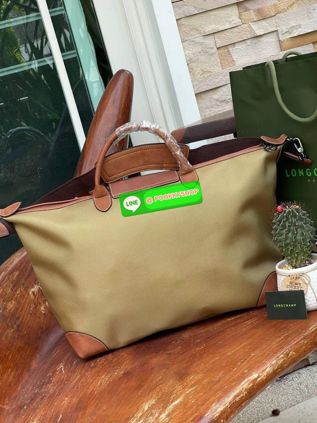 💕 LONGCHAMP BOXFORD TRAVEL BAG L กระเป๋าเดินทางขนาดใหญ่ มาพร้อมสายสะพายที่สามารถถอดได้ ให้คุณเลือกสะพายไหล่หรือถือได้ มีซิปรูดเปิดปิดกระเป๋าที่ให้คุณมั่นใจได้ว่าคุณจัดเก็บไอเท็มของคุณได้อย่างมิดชิด บ็อคฟอร์ด (BOXFORD) สะท้อนความเป็นเอกลักษณ์ของแบร