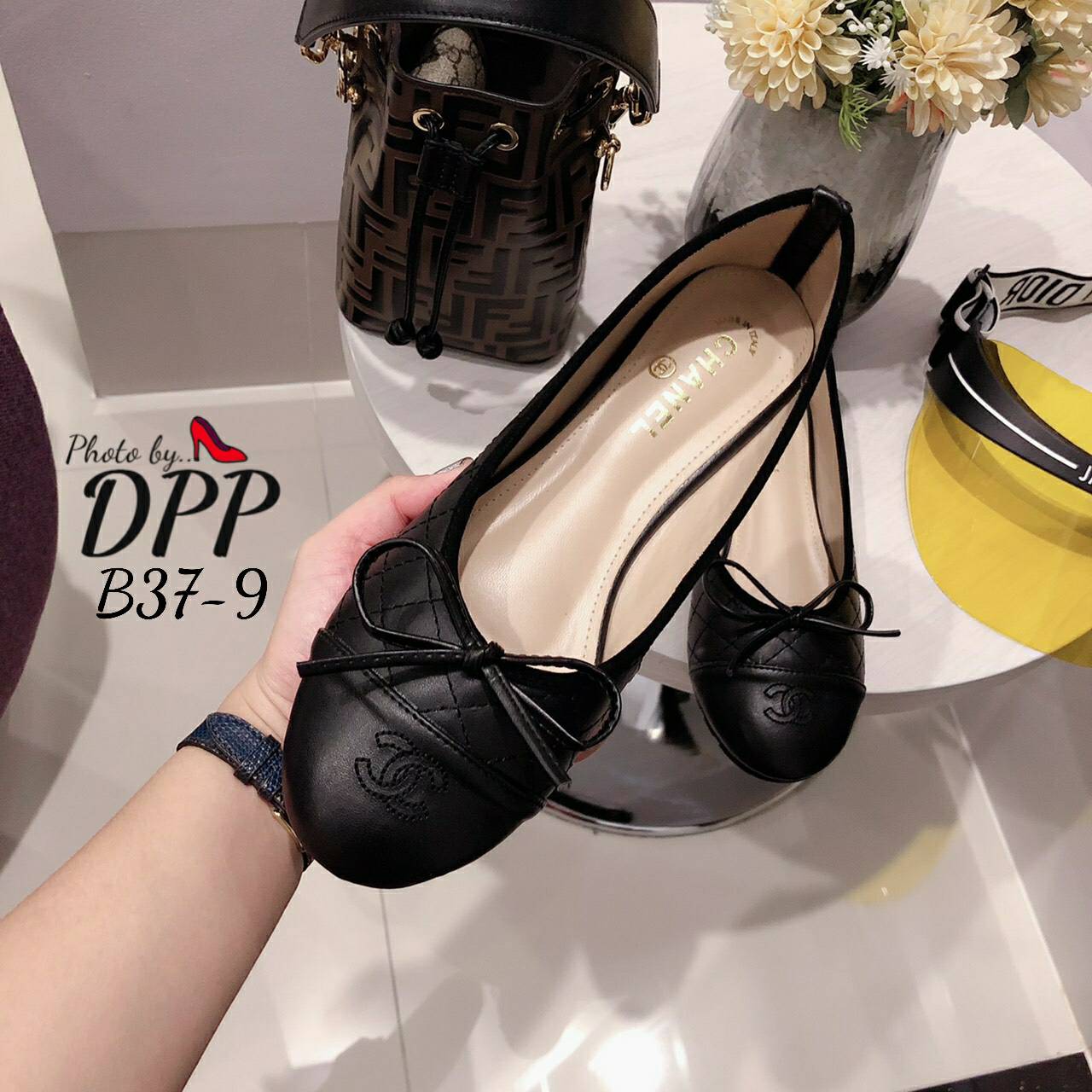 B37-9 พร้อมส่ง รองเท้าคัทชู ทรงหัวมน งานขายดี CHANEL หน้าโบว์ วัสดุทำจากหนังนิ่มตัดต่อทูโทนหัวดำ งานเดินเส้นตาราง งานใส่สบาย เป็นรองเท้าที่ใส่ได้ทุกวัน เข้ากับเสื้อผ้าทุกชุด ทรงสวมมาก